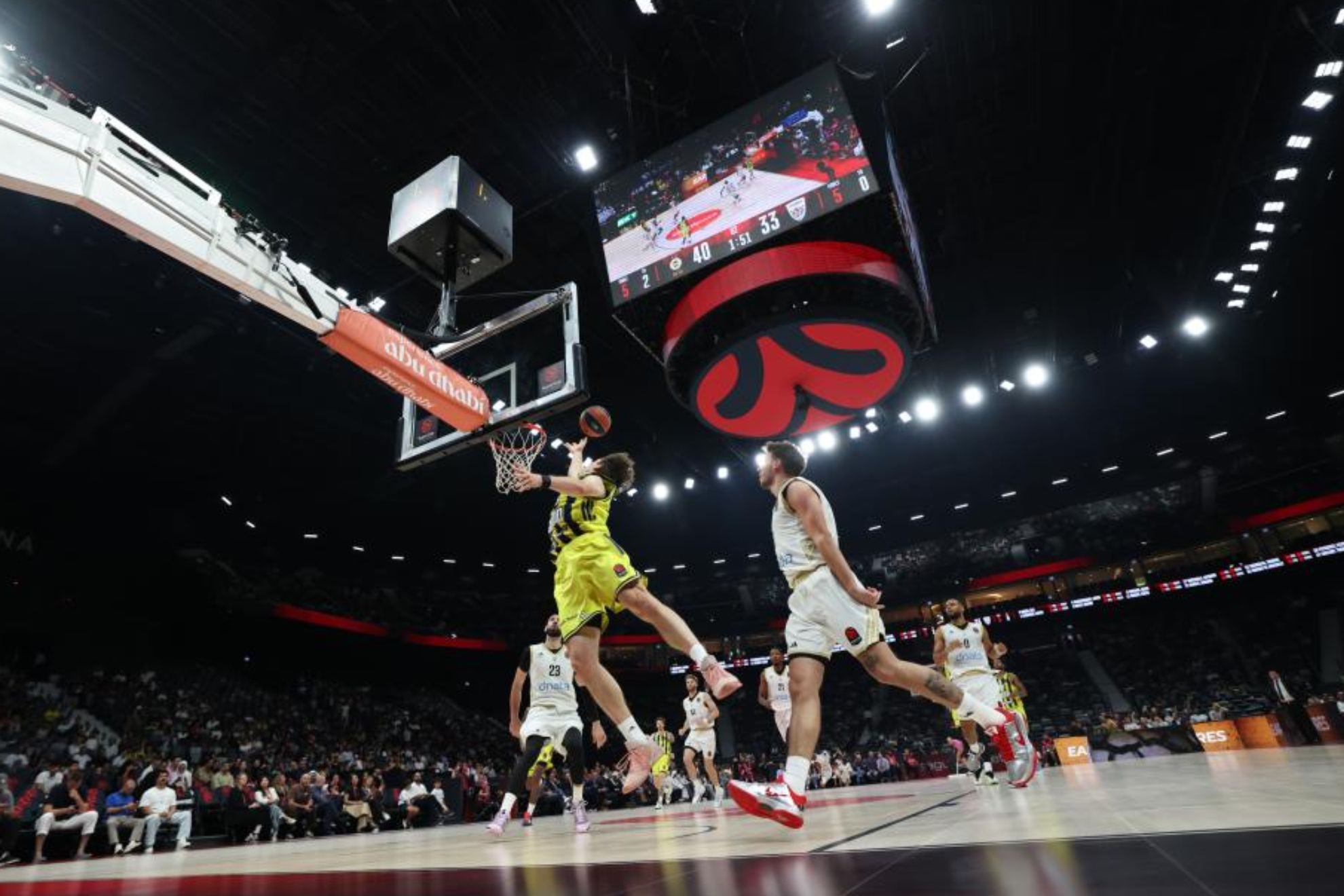 Ignas Sargiunas trata de capturar un rebote para el Fenerbahce. EFE.