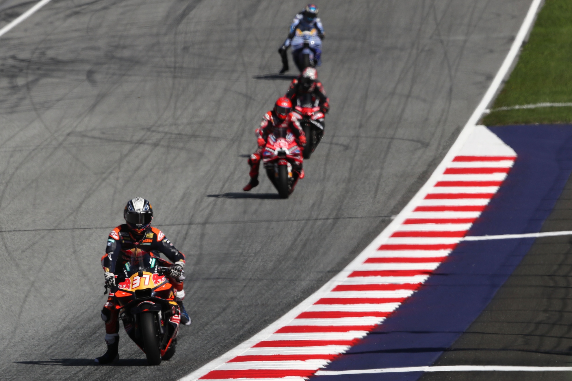 Acosta, escapado delante de Marc Márquez. RED BULL