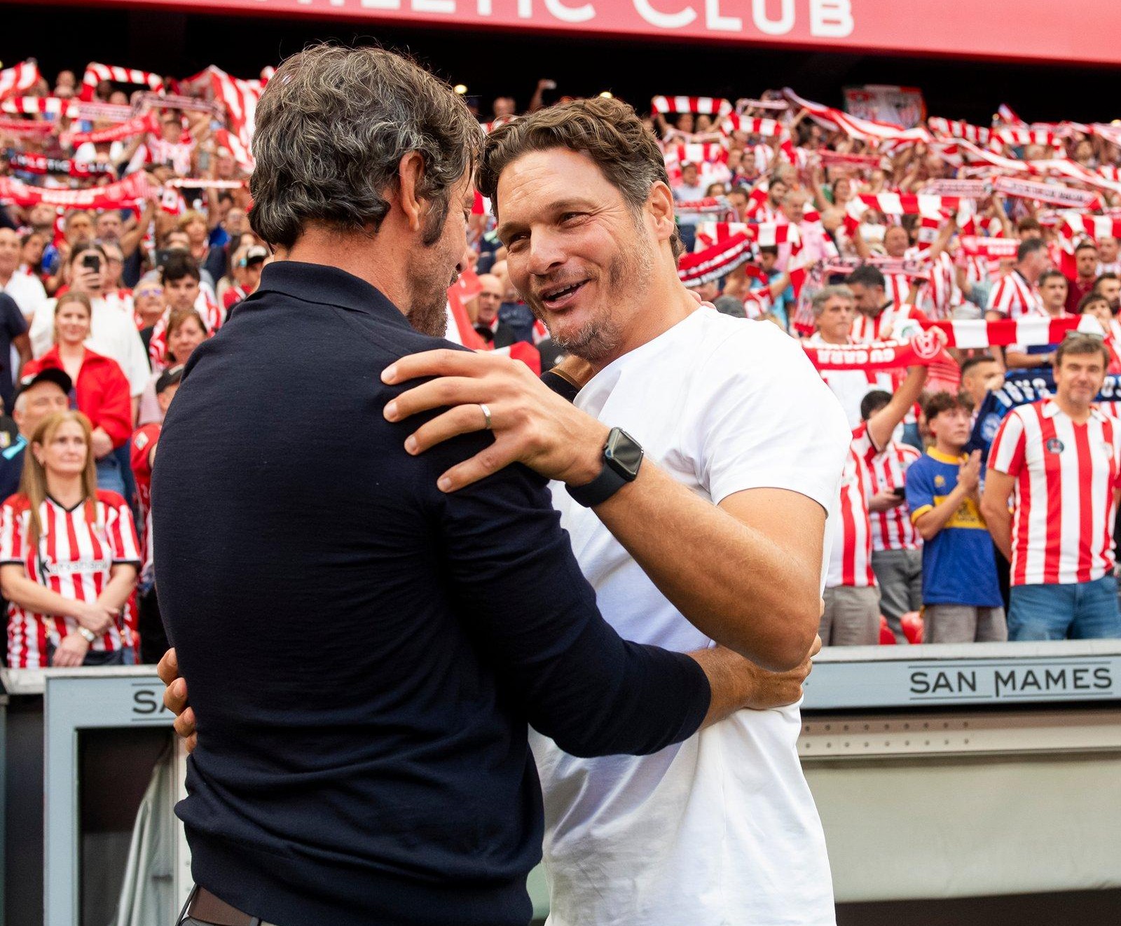 Terzic saluda a Quique.