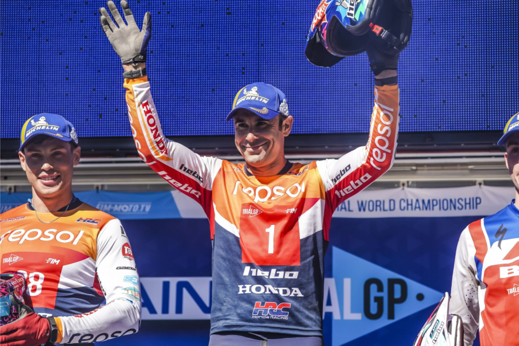 Toni Bou celebrando su victoria en Pobladura de las Regueras. Repsol Honda HRC.