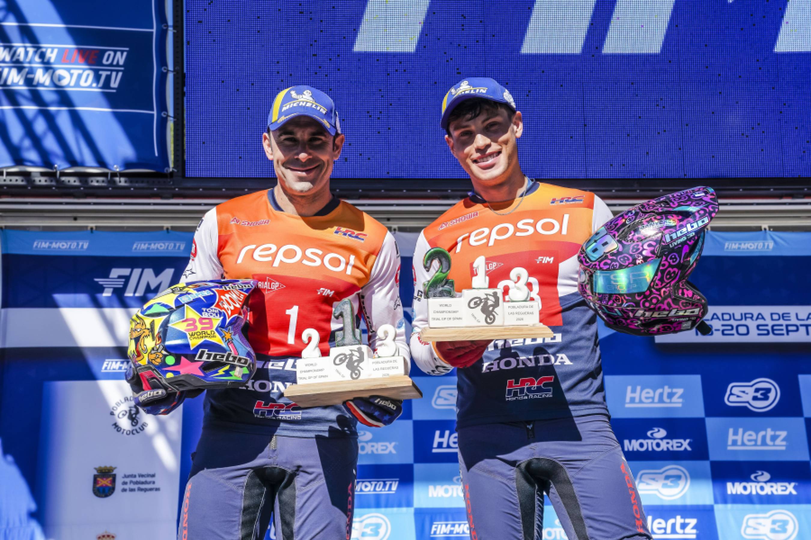 Toni Bou y Gabriel Marcelli celebrando el primer y segundo puesto en Pobladura de las Regueras.