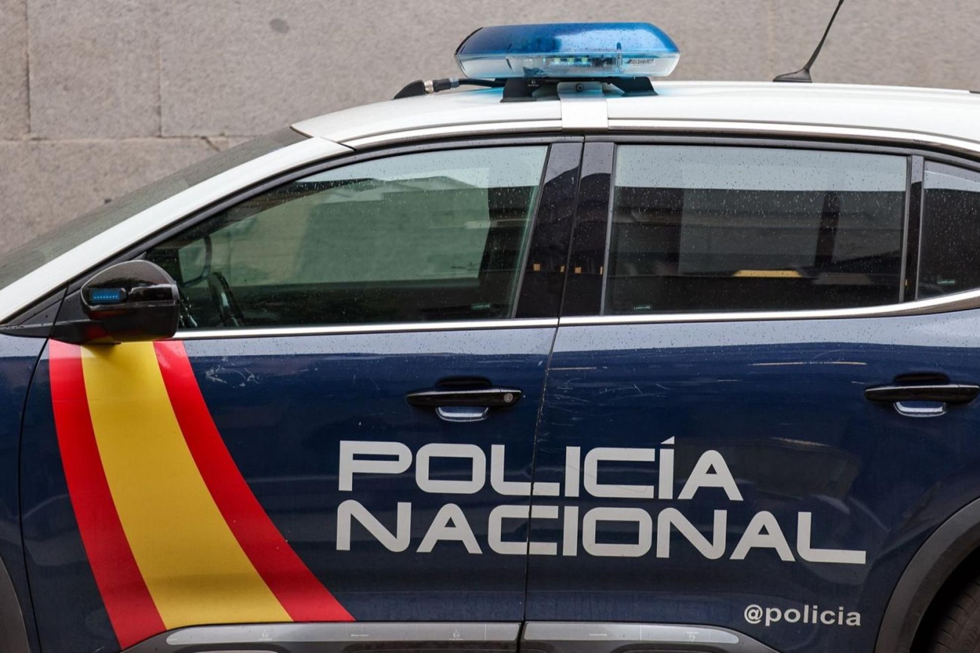 En la imagen, un coche de la Policía Nacional. EFE
