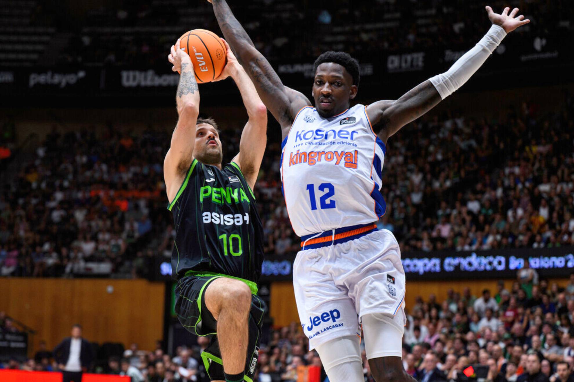 Laprovittola entra a canasta intentando evitar el tapón de Baugh. ACB PHOTO