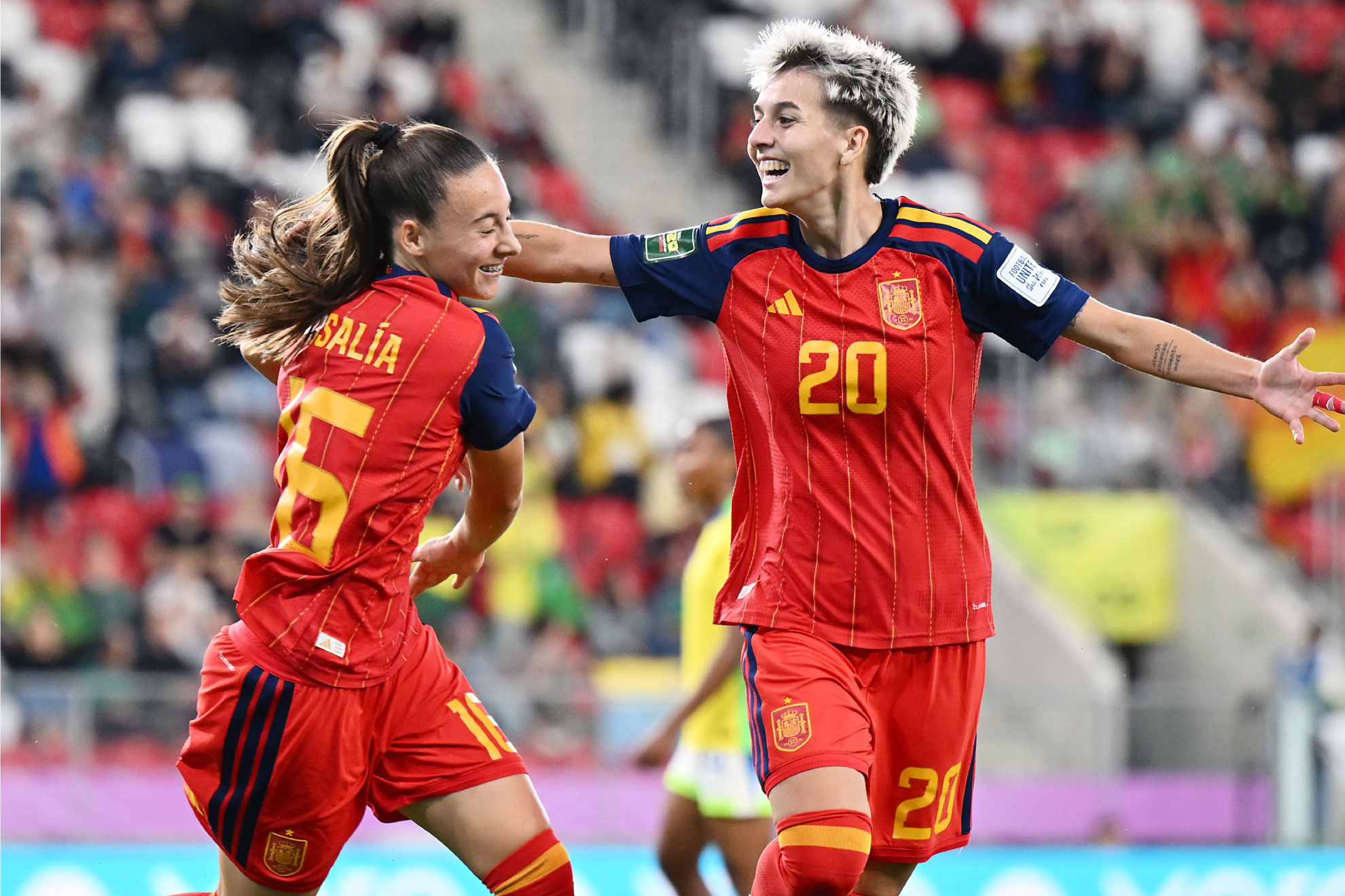 Pau Comendador y Rosalía Domínguez celebrando el 0-1 contra Brasil Selección española femenina vía X