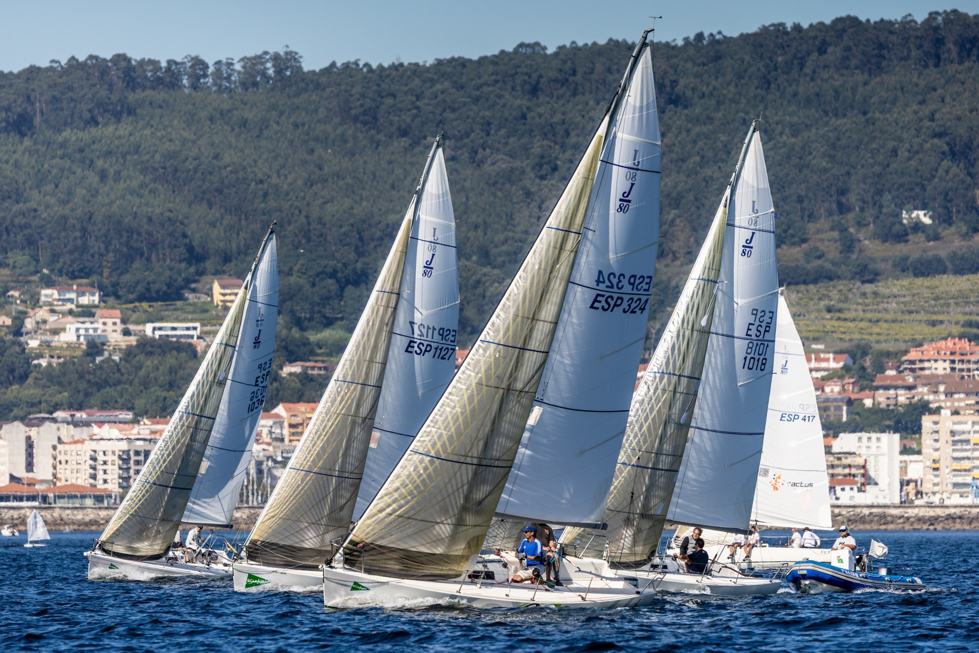 La flota de J80 navegando hoy en Sanxenxo.