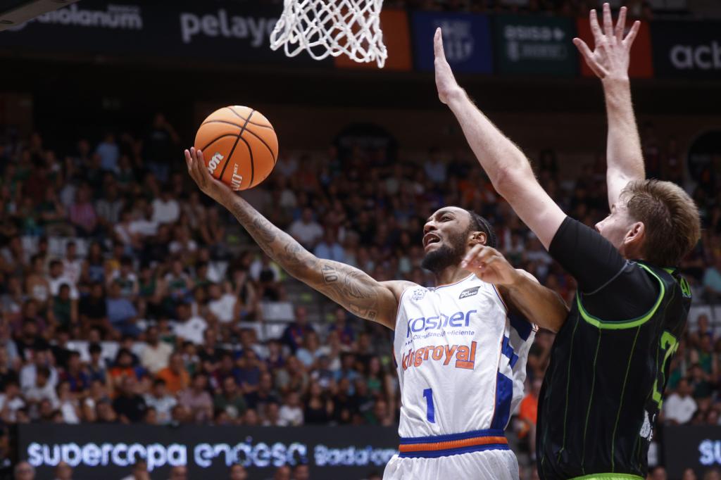El escolta canadiense del Baskonia A.J. Lawson intenta superar a Birgander.