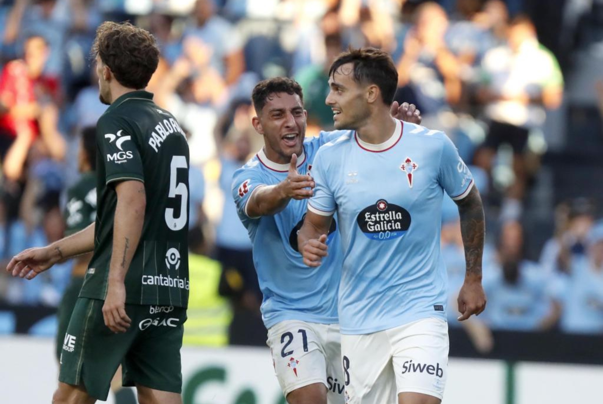 Miguel Román celebra su gol. JORGE LANDÍN