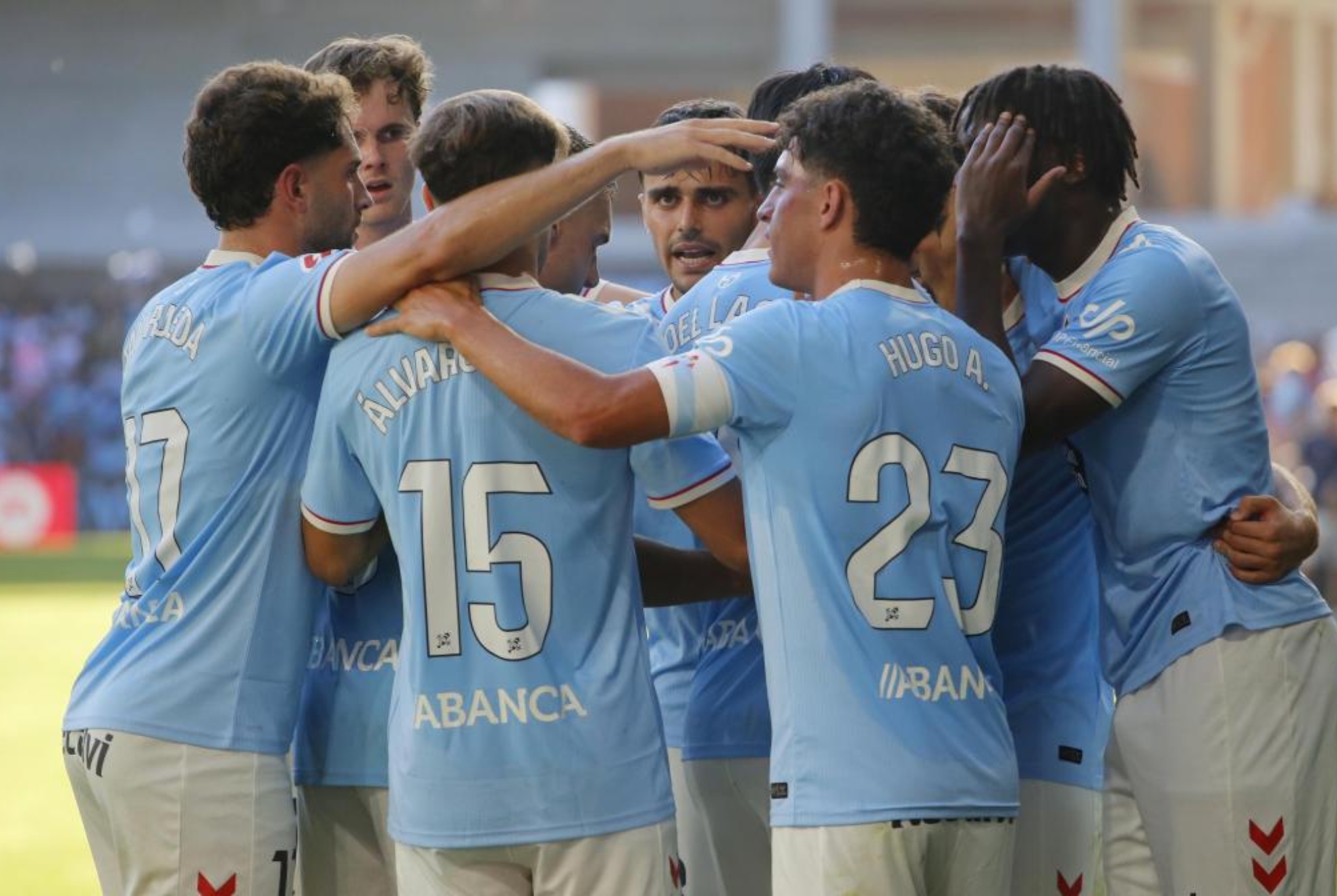Los jugadores del Celta se abrazan para celebrar uno de los cinco goles ante el Racing. JORGE LANDÍN