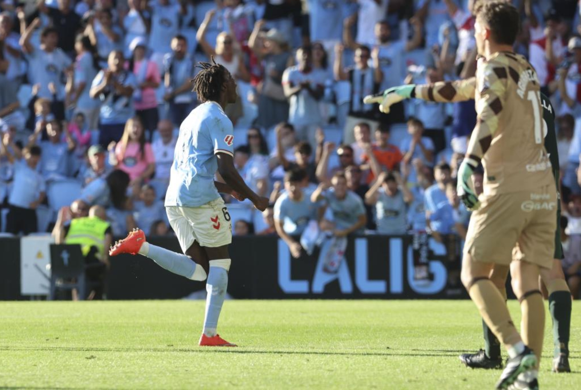 Moriba celebra el gol que marcó ante el Racing, el segundo del Celta. EFE