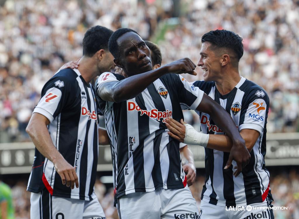Camara, celebrando el tercer gol del Castellón. LALIGA