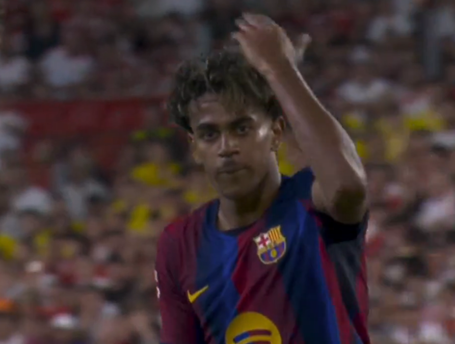 Lamine gesticulando hacia la grada del Pizjuán.