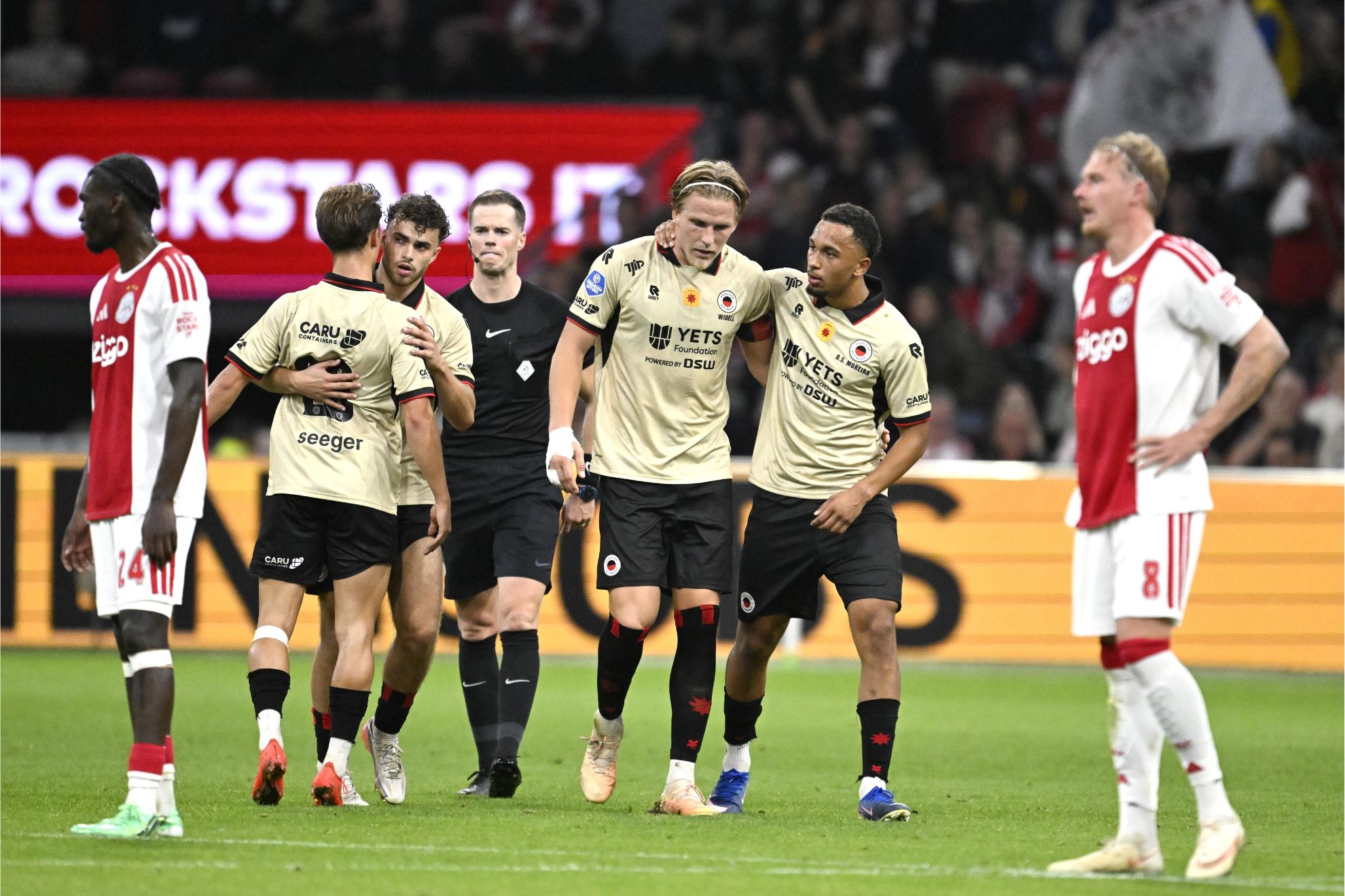 Sliti celebra con sus compañeros