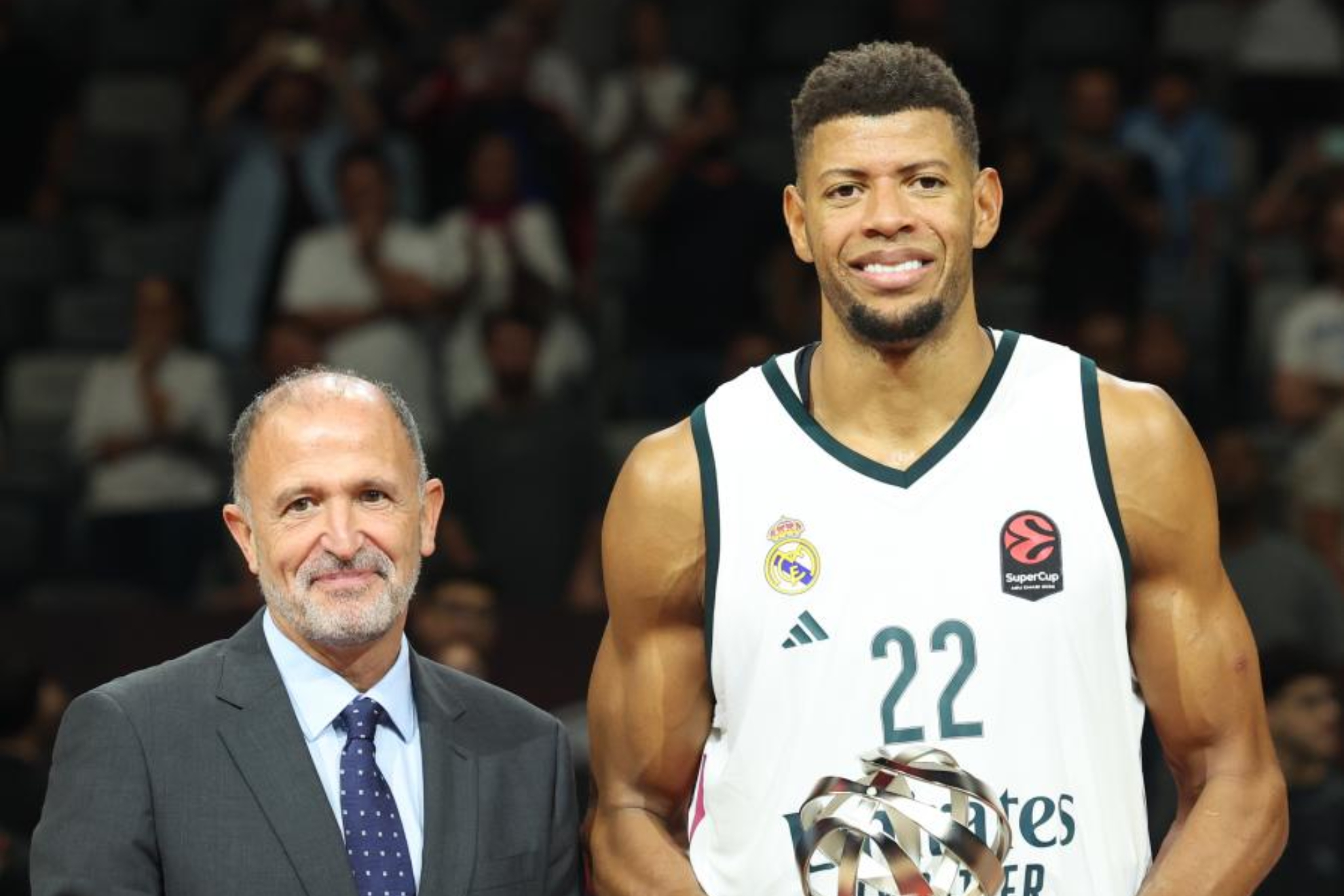 Walter Tavares, con el premio MVP junto al CEO de la Euroliga, Chus Bueno. EFE.