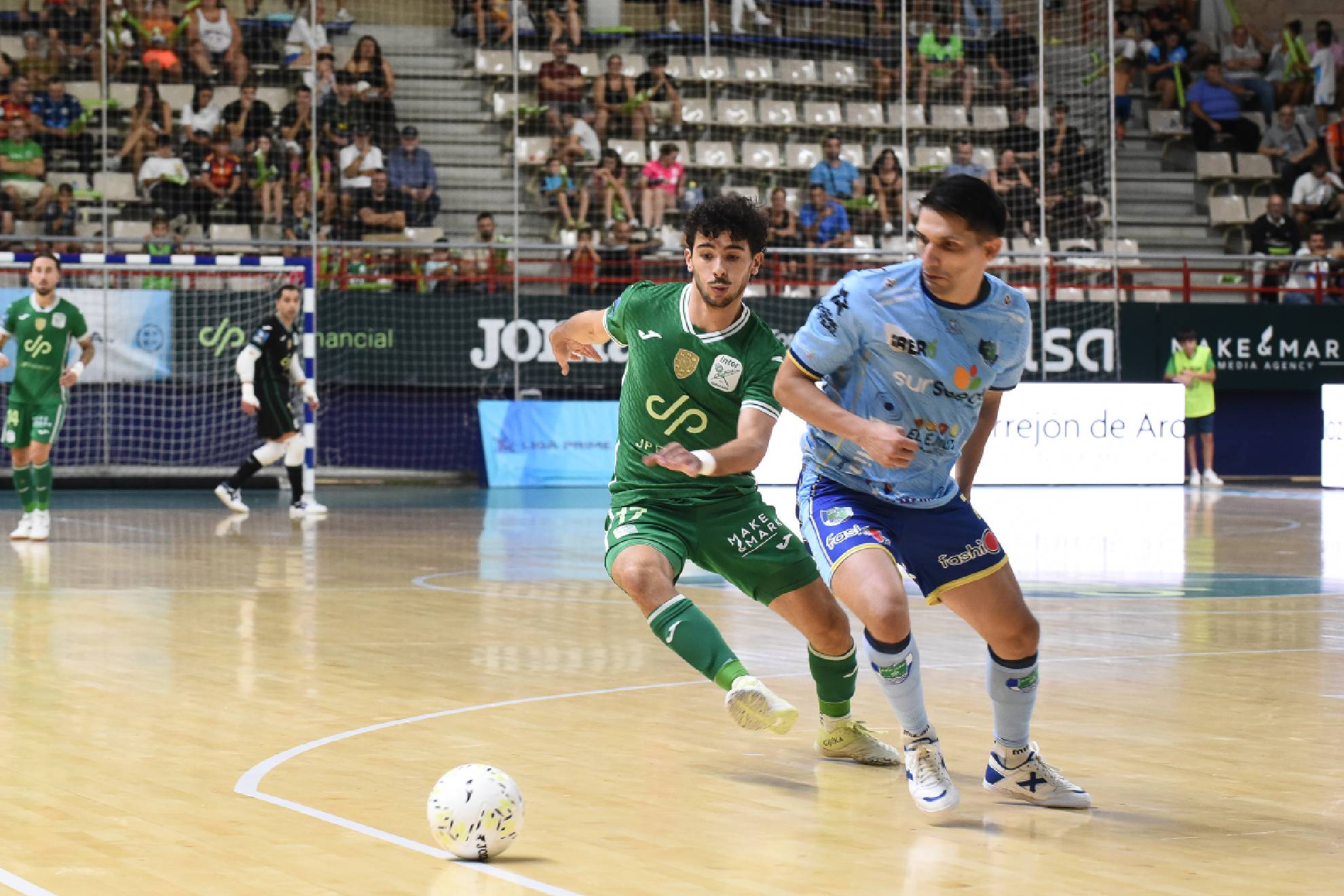 Pirata y Arnaldo Báez pugnan por un balón INTER JP FINANCIAL