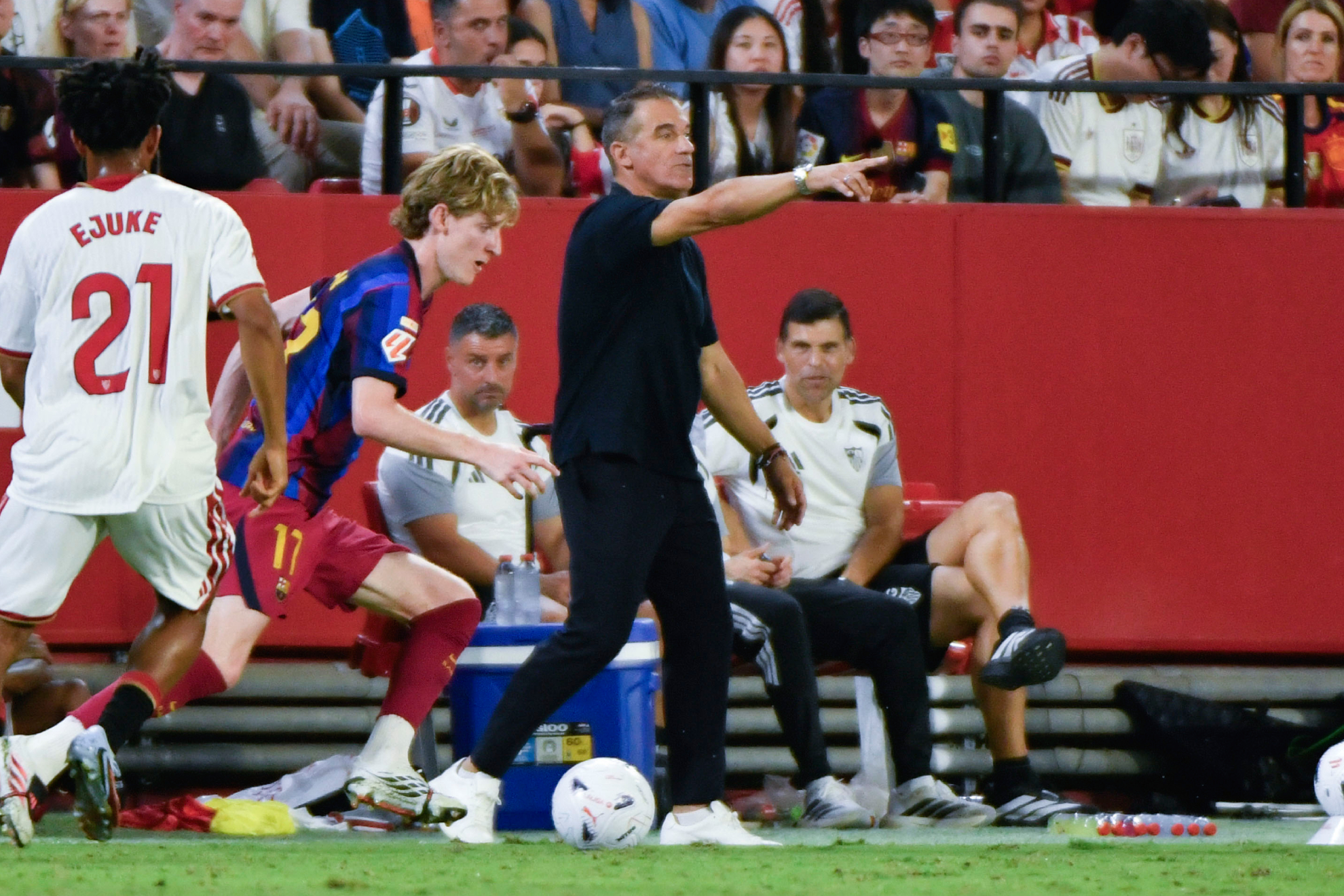 García Plaza, durante el partido entre el Sevilla y el Barcelona RAÚL CARO