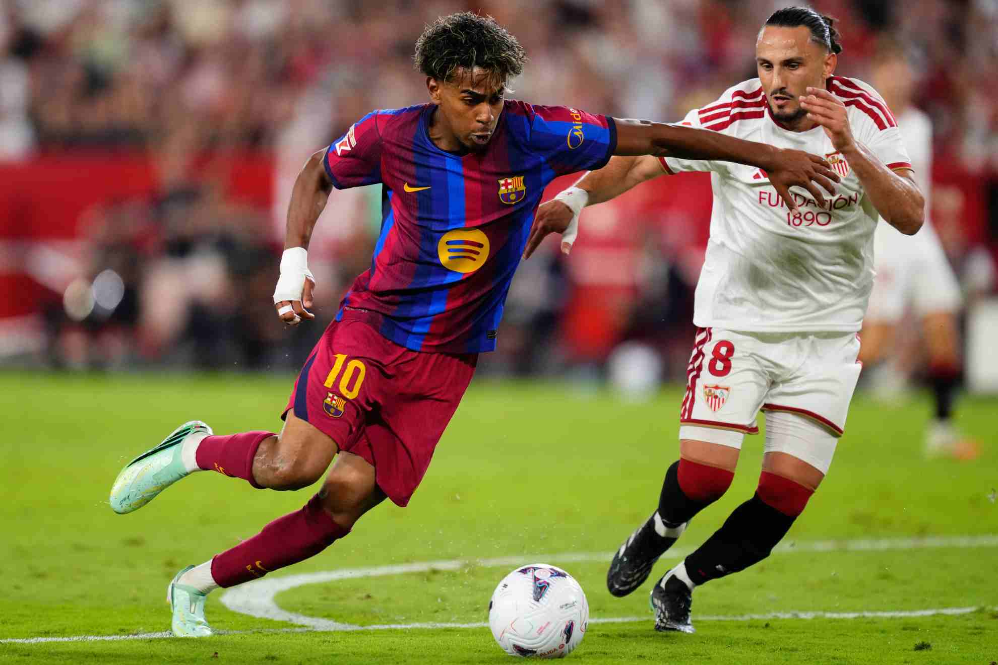 Lamine Yamal, durante el partido en el Pizjuán AP