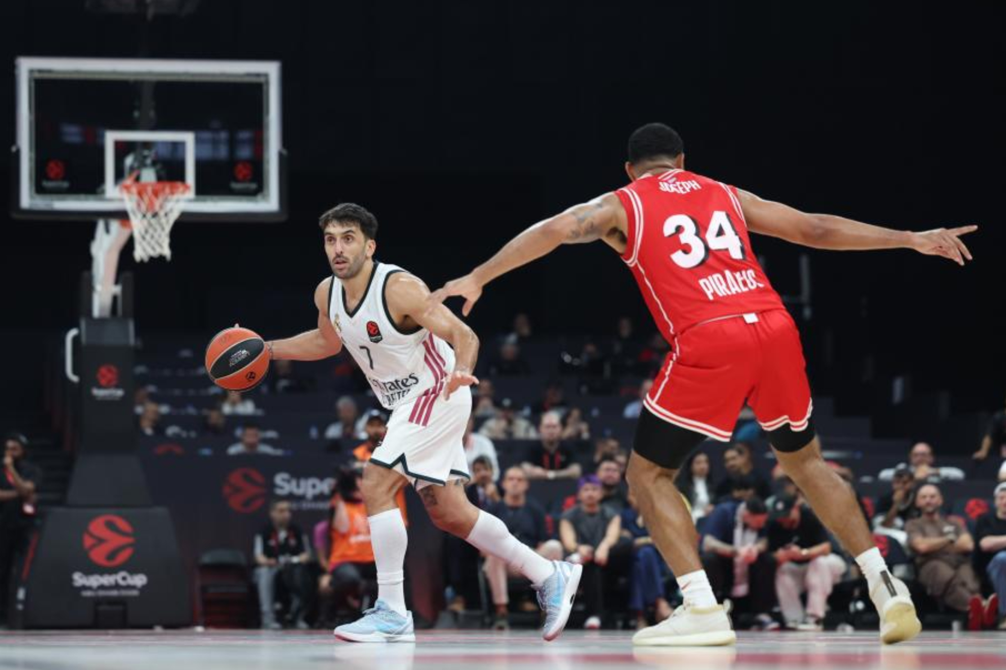 Facundo Campazzo trata de superar a Cory Joseph. EFE.