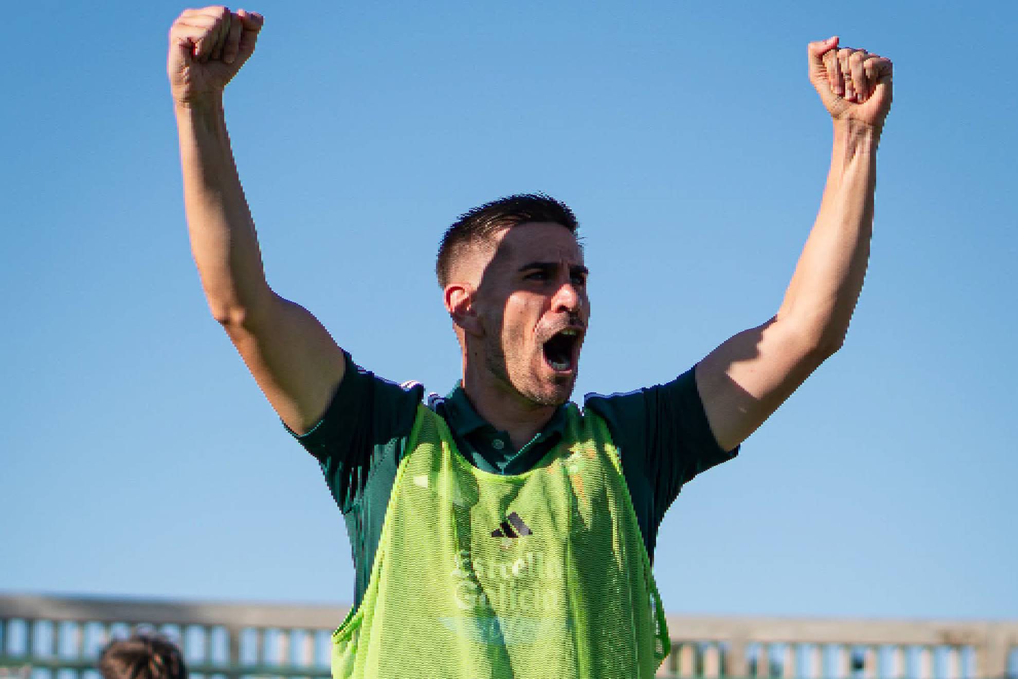 Gestos de felicidad en los gallegos tras la victoria sobre el Barakaldo