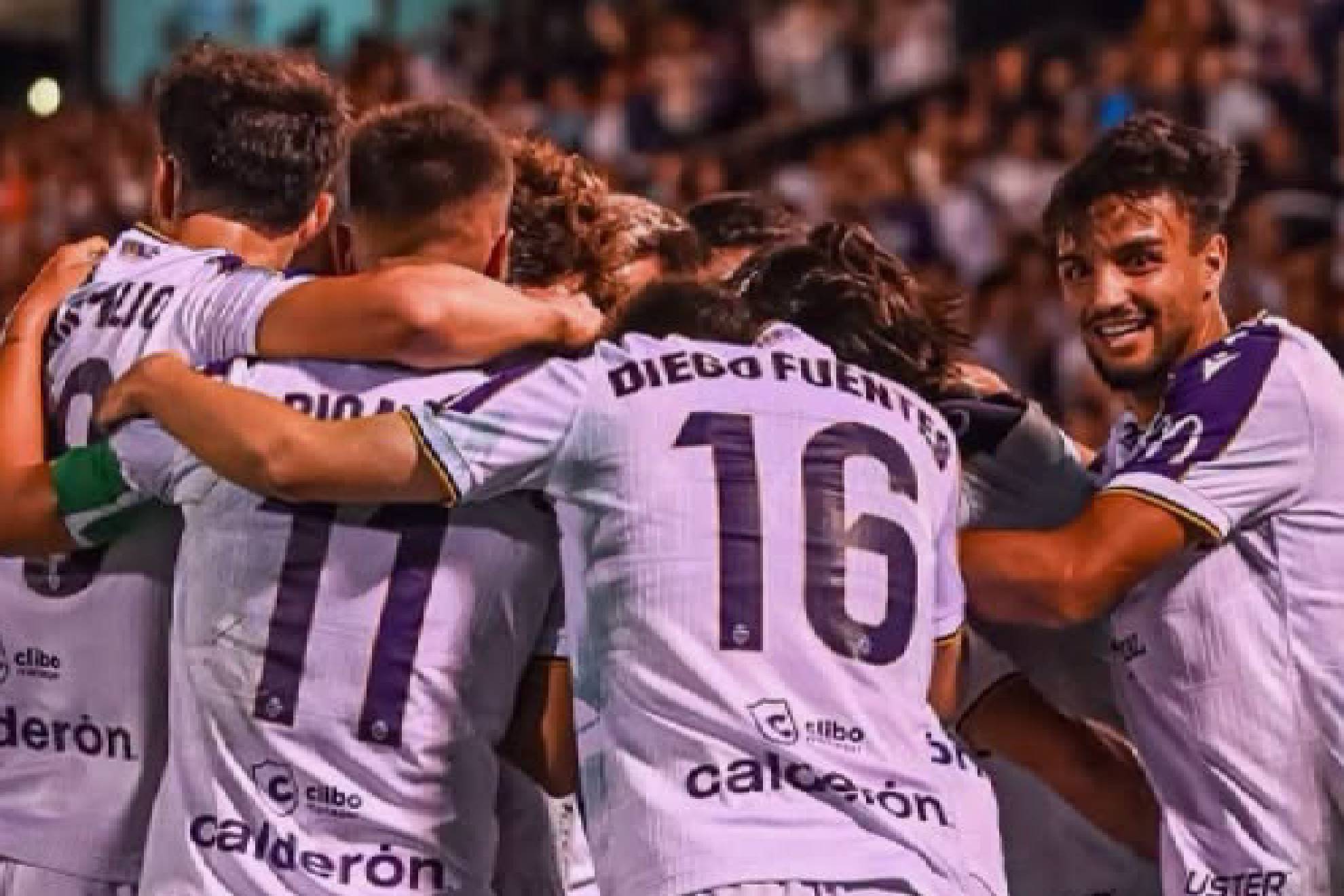 Los jugadores del Jaén formaron una piña tras el triunfo ante el Ibiza