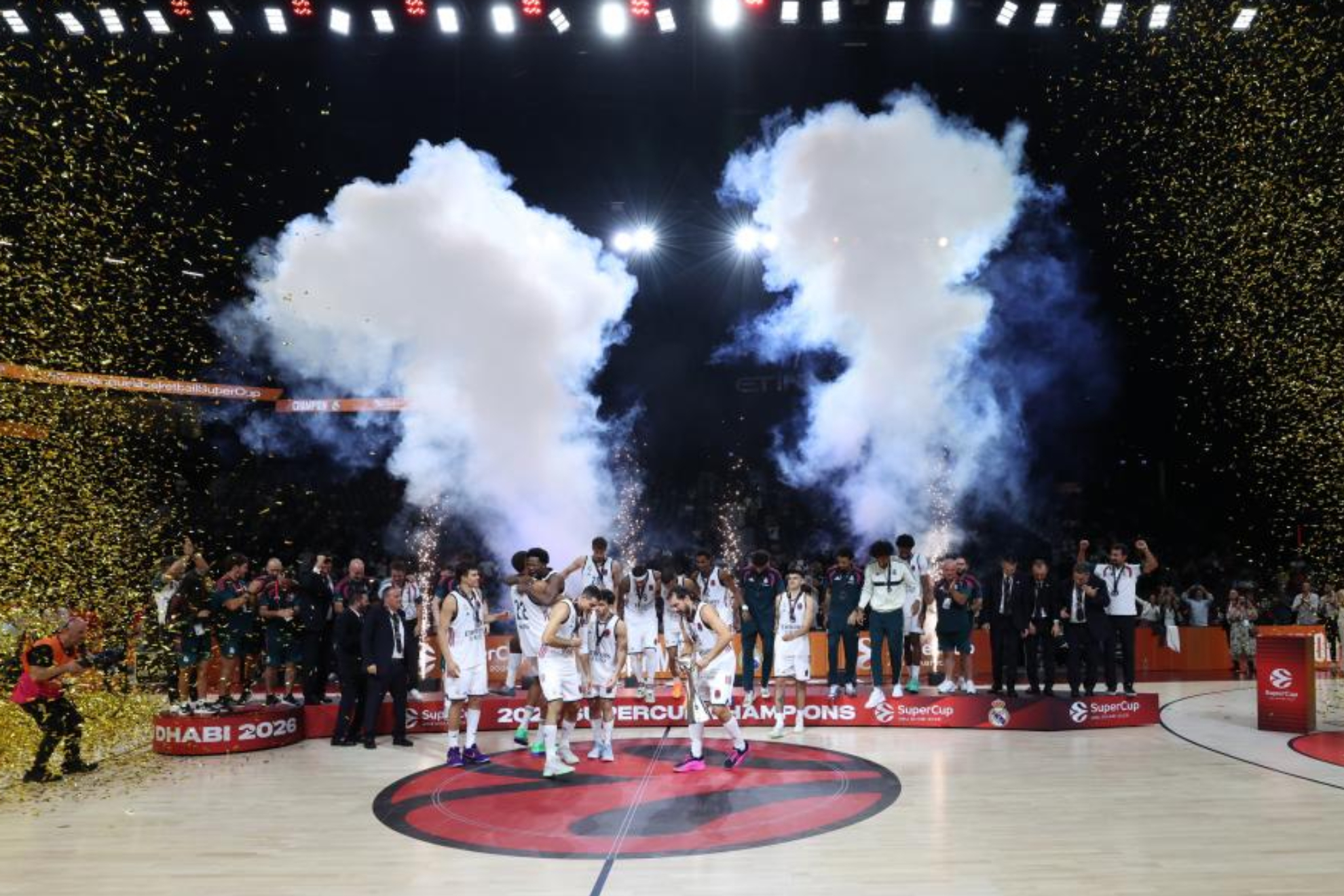 El Real Madrid levanta al cielo de Abu Dabi el título de la SuperCup. EFE.