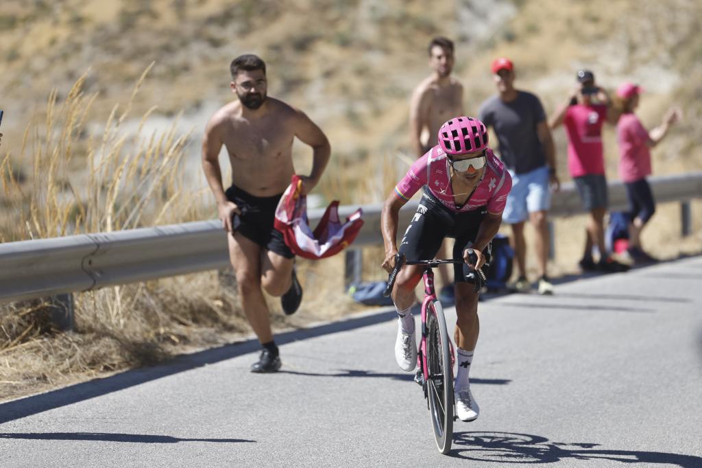 El ecuatoriano Richard Carapaz del EF Education-EasyPost protagoniza una fuga durante la 20ª etapa de la Vuelta ciclista España entre La Calahorra y Collado del Alguacil (Granada). EFE