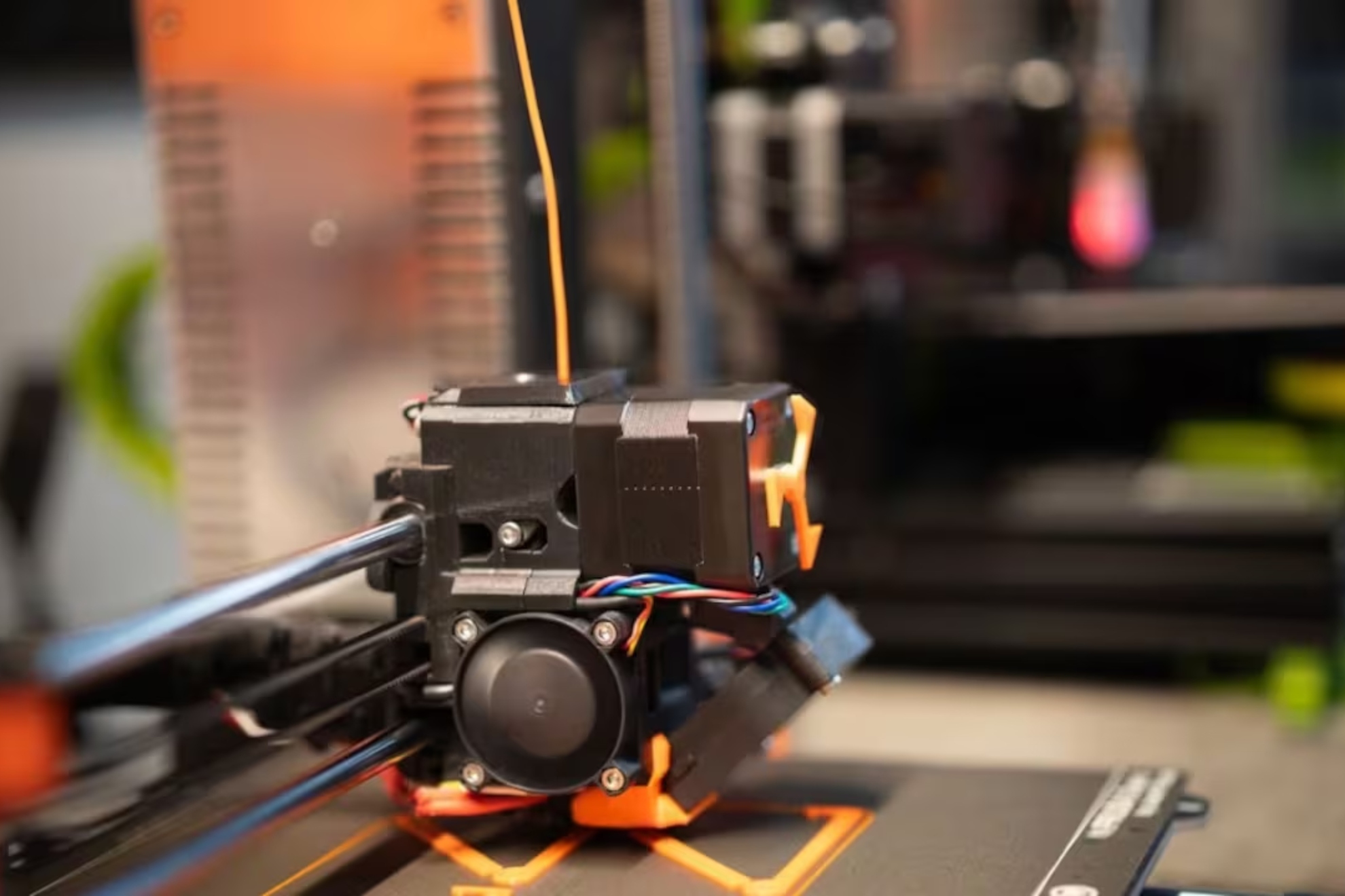 Un estudiante de 16 años diseñó una máquina de bajo coste para reciclar los residuos de las máquinas de 3D