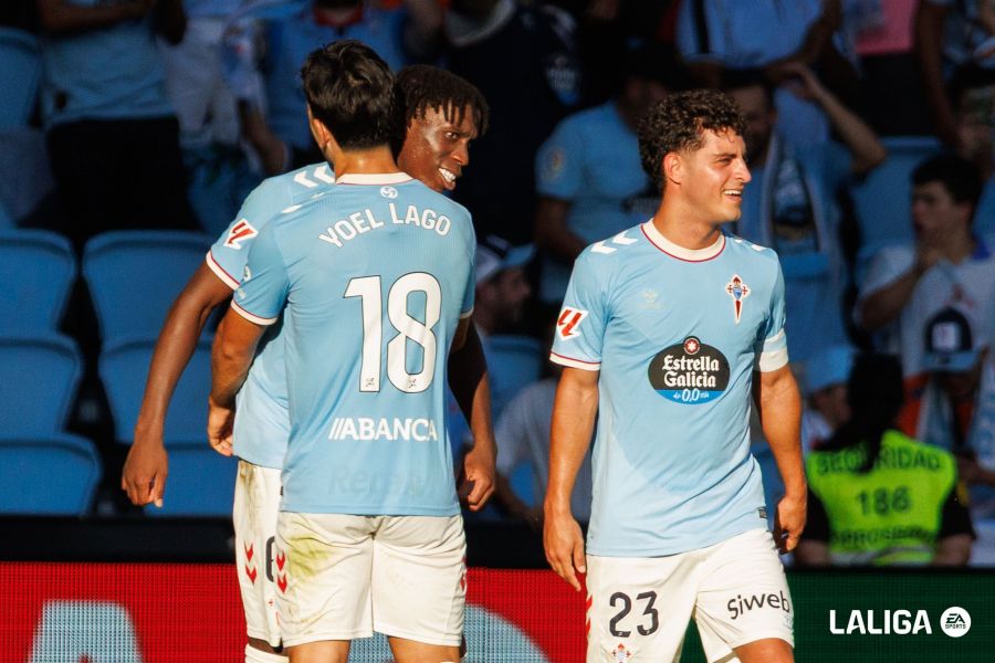 Hugo Alvarez (d) con el brazalete de capitán del Celta. LALIGA