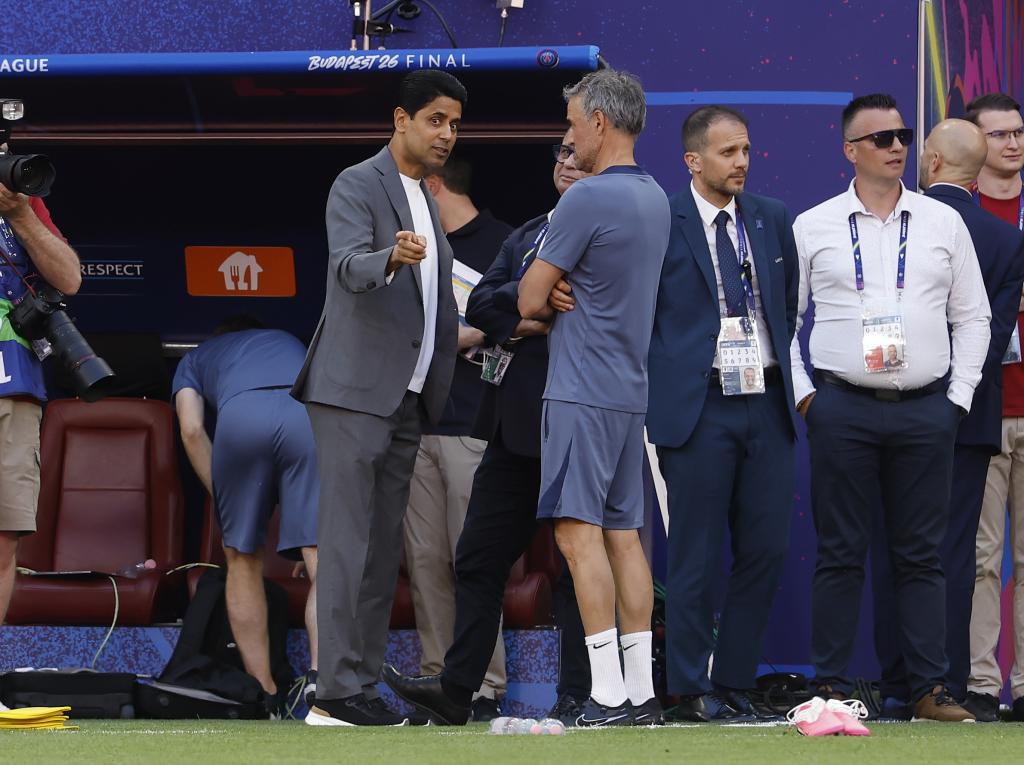 El presidente del París Saint-Germain, Nasser al-Khelaïfi, charla con Luis Enrique antes de la última final de la Champions League. CHEMA REY