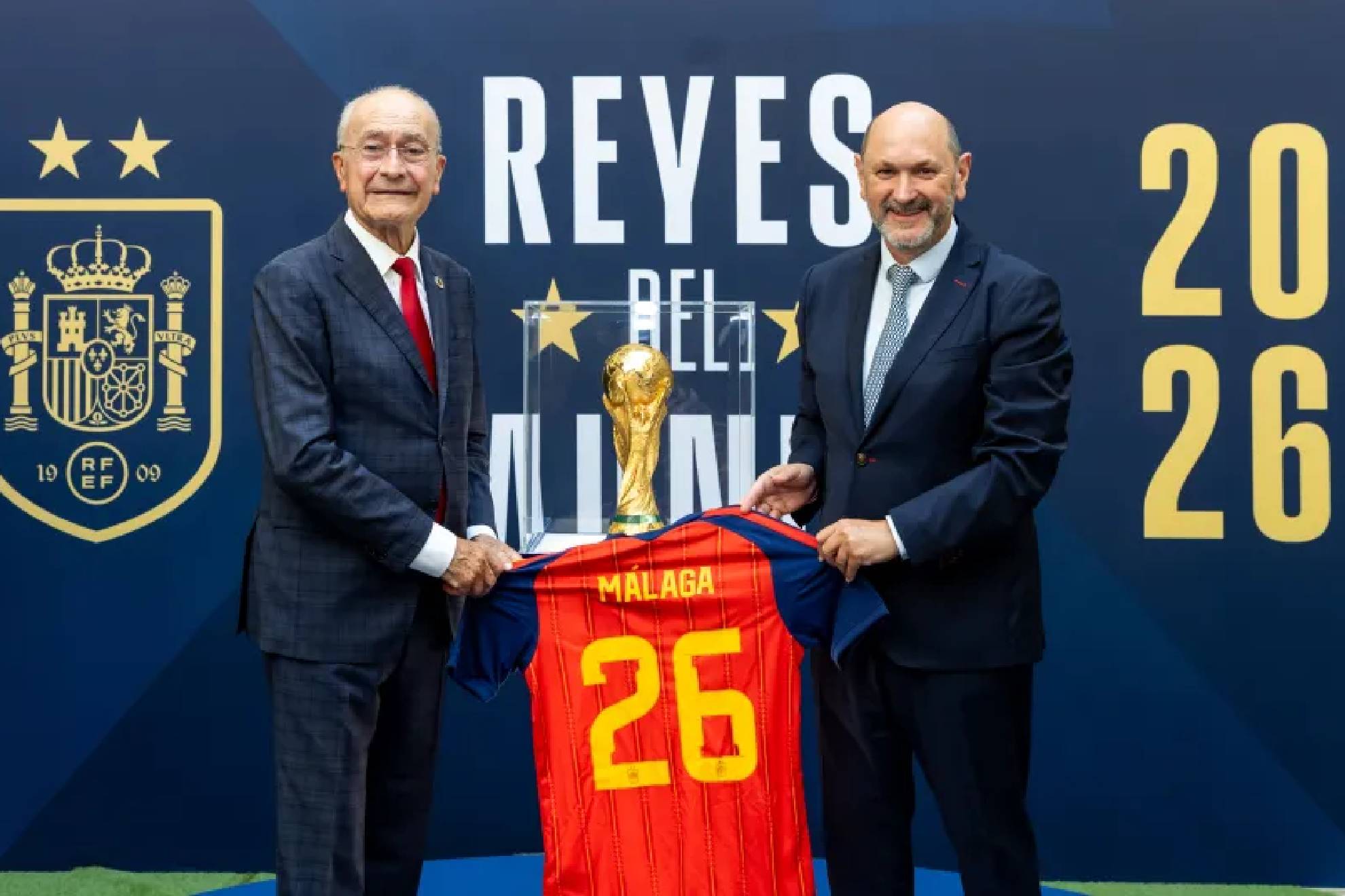 Rafael Louzán inaugura en Málaga la exposición itinerante Reyes del Mundo