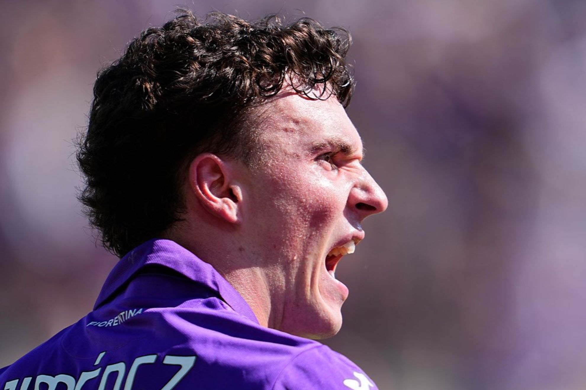 Álex Jiménez festeja el gol del empate contra el Nápoles @acffiorentina