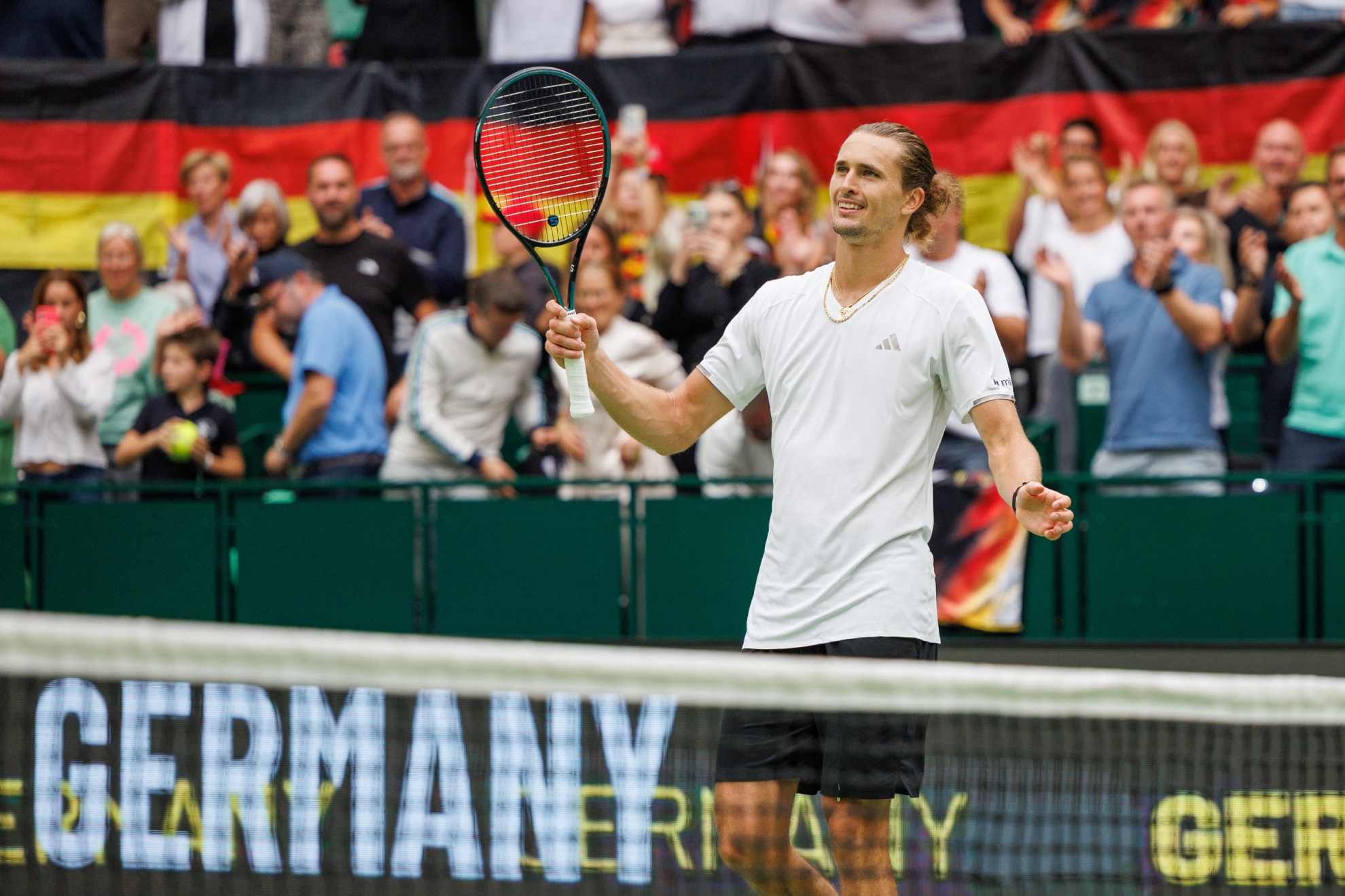 Zverev saluda a la grada.