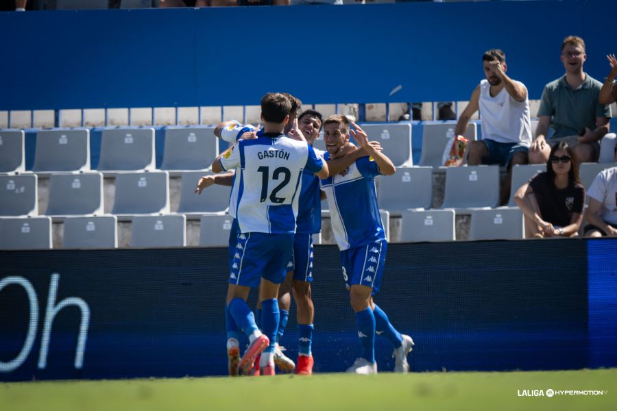 Los jugadores del Sabadell celebran uno de sus goles al Oviedo. LALIGA