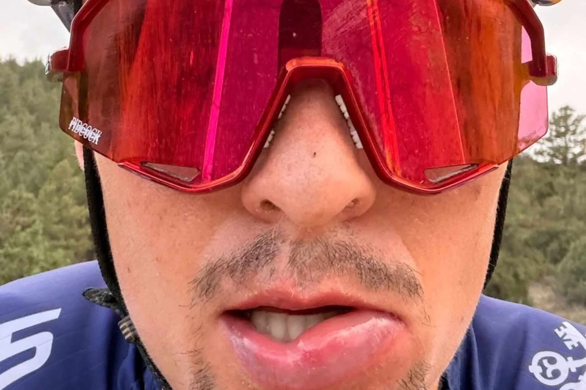 Pidcock, con el labio hinchado. Pidcock.