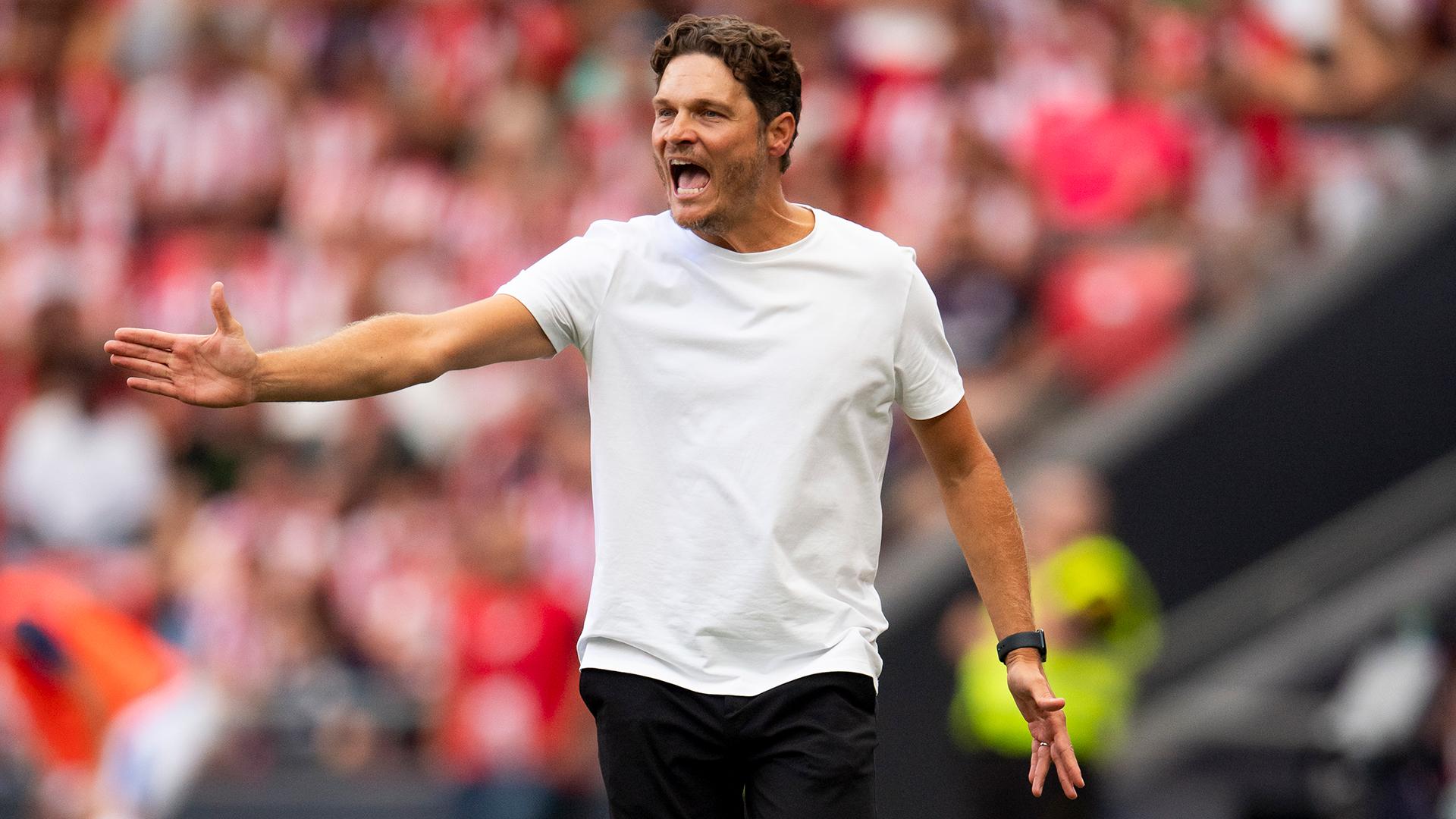 Terzic, entrenador del Athletic, dirige a sus jugadores ante el Alavés.