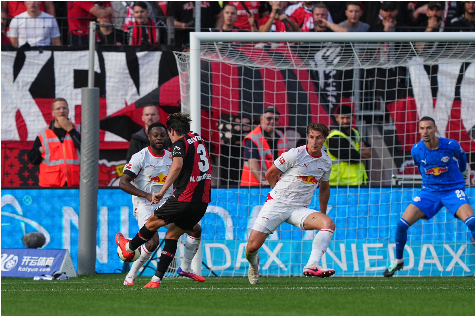 Miguel Gutiérrez, marcando el gol del Bayer.