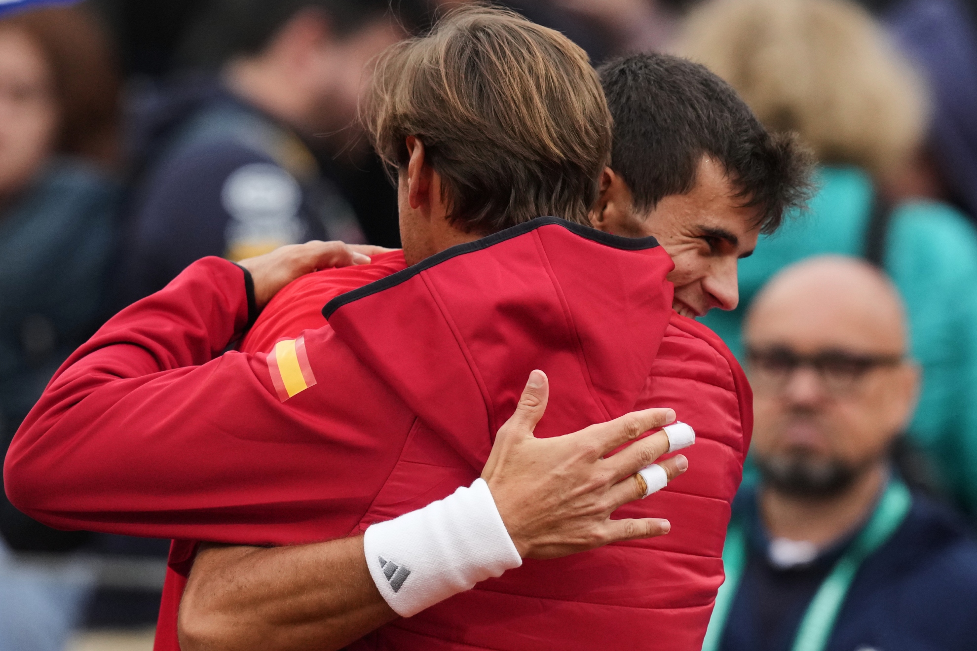 Ferrer se abraza a Rafa Jódar. AP