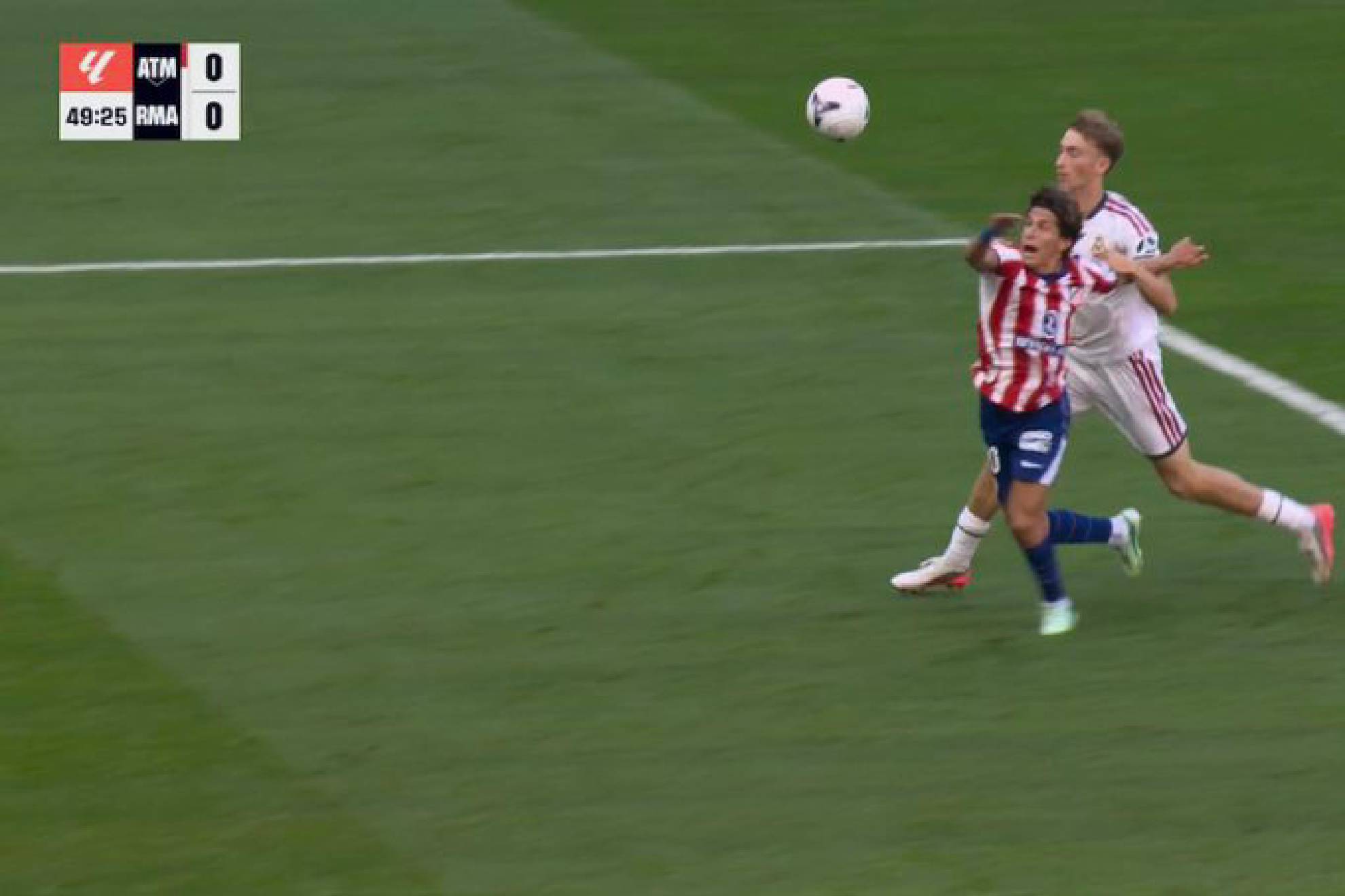 Momento en el que Huijsen sujeta dentro del área a Giuliano