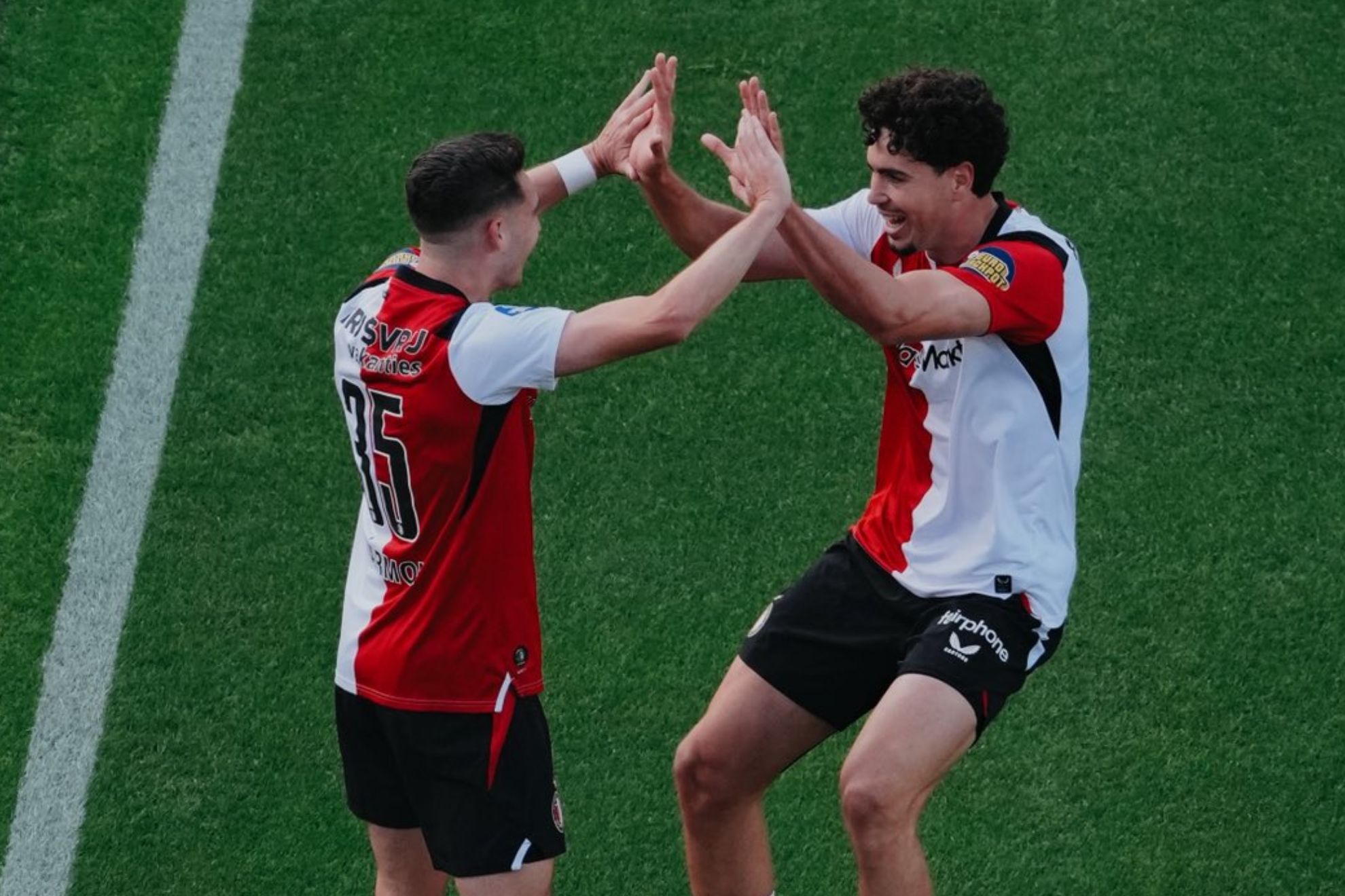 Nacho Ferri celebra con Mika Mármol @Feyenoord