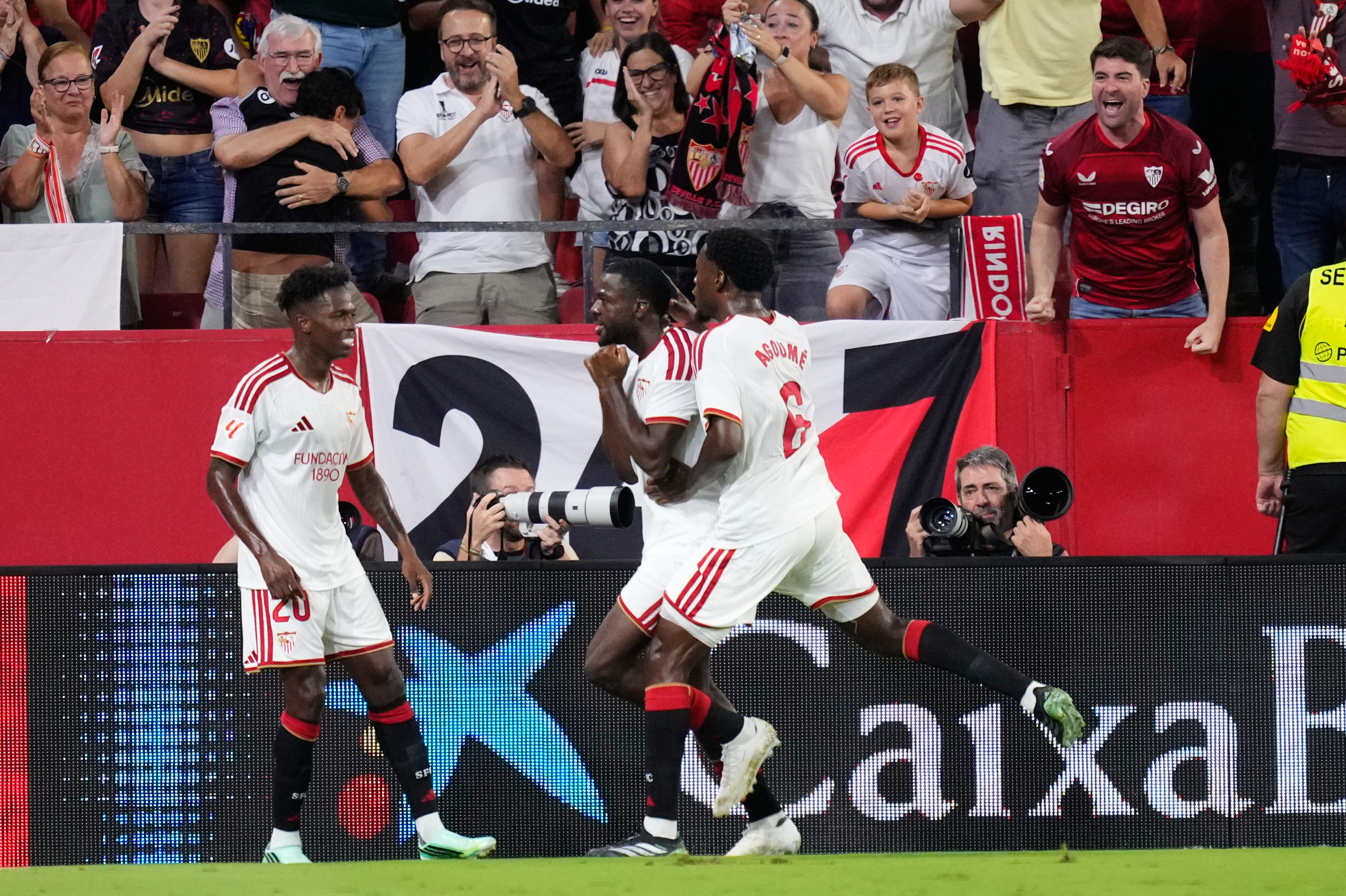 Futbolistas del Sevilla celebrando el gol de Fofana