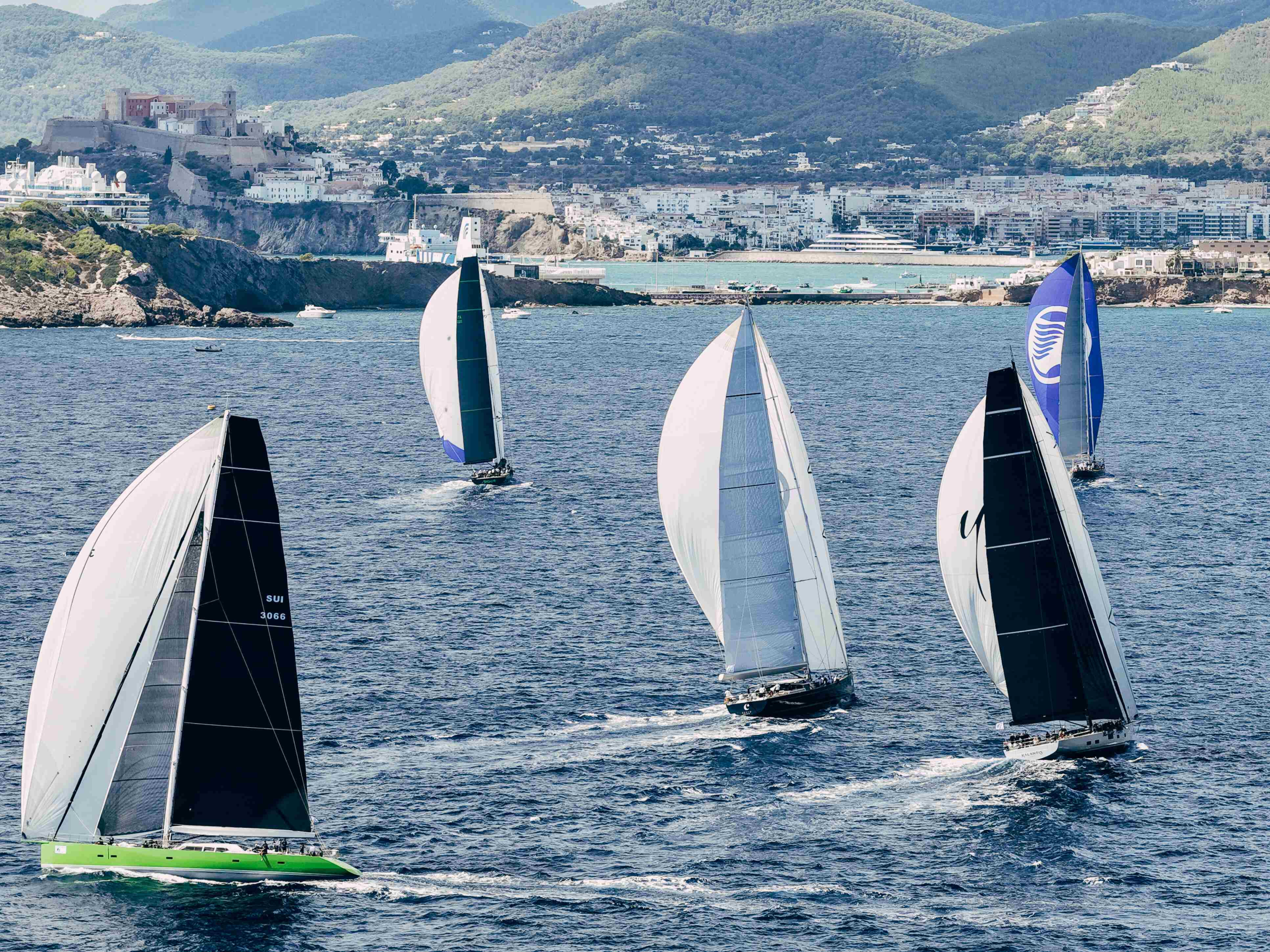 La flota de la Ibiza JoySail navegando en la última jornada con Dalt Vila al fondo. Sailing Energy / Ibiza JoySai