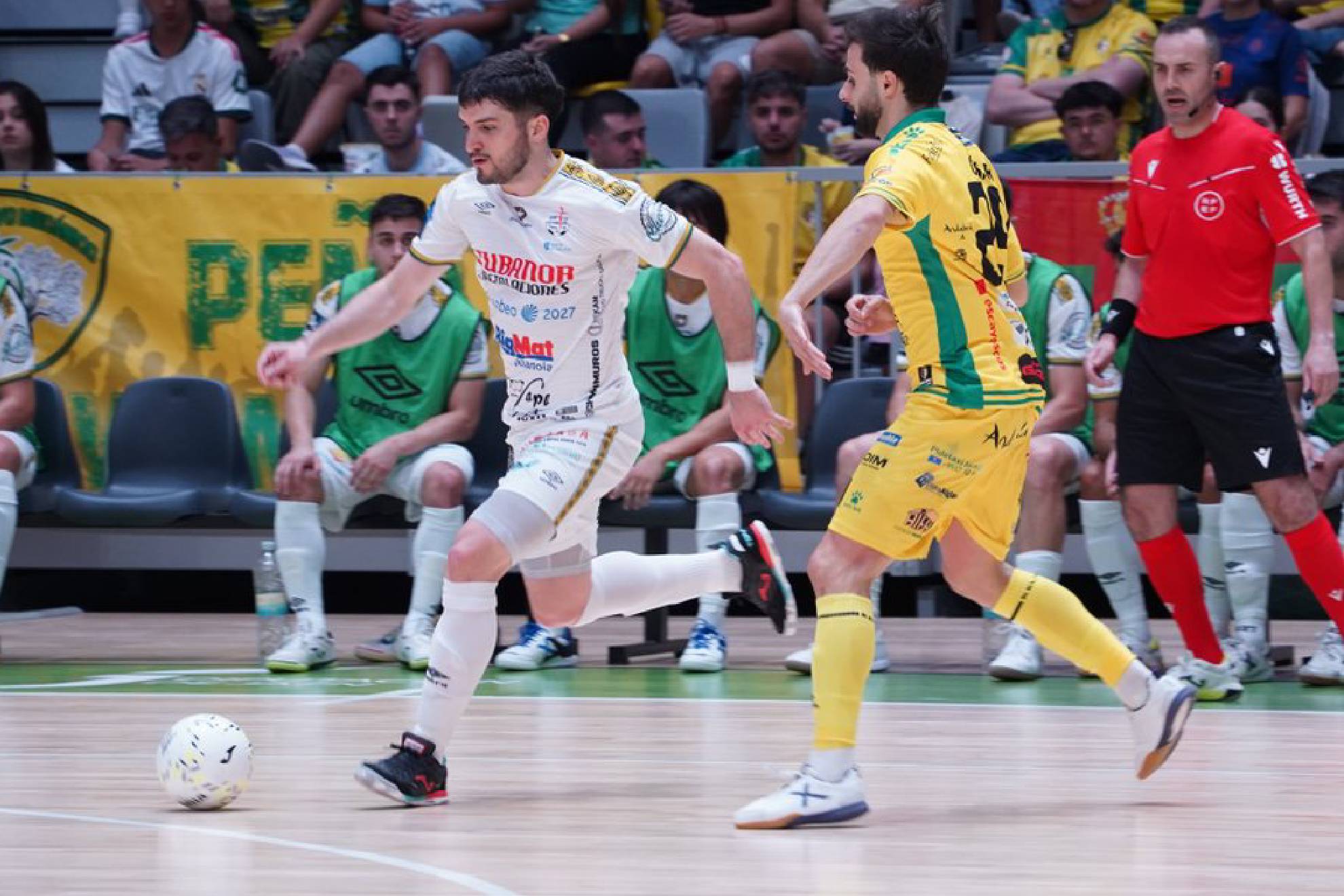 Juampi Cuello conduce el balón perseguido por Míchel ante el colegiado Sergio Sánchez Llorente NOIA PORTUS APOSTOLI/JAÉN PARAÍSO INTERIOR