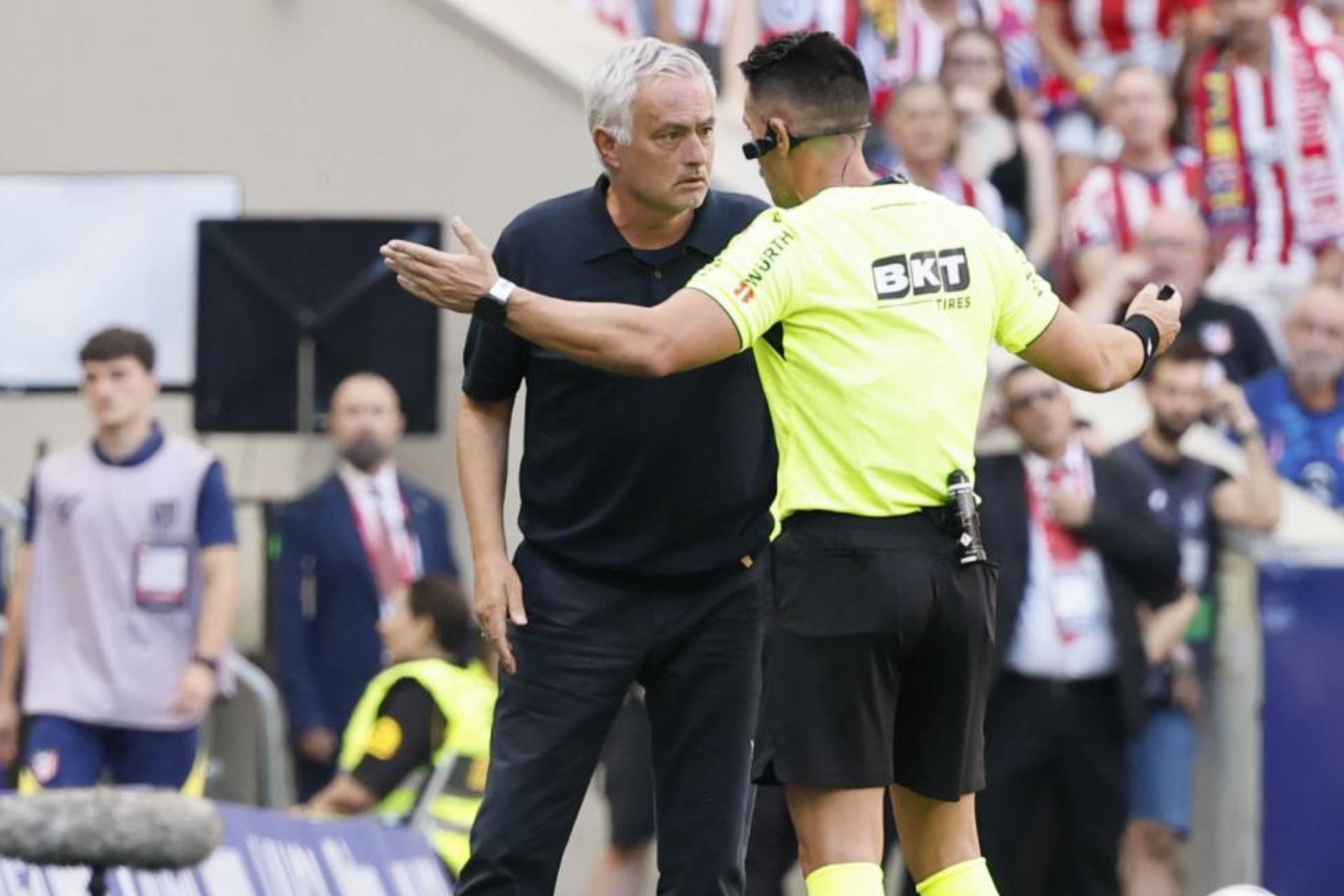 José Mourinho se queja al colegiado Ortiz Arias en el derbi. EFE