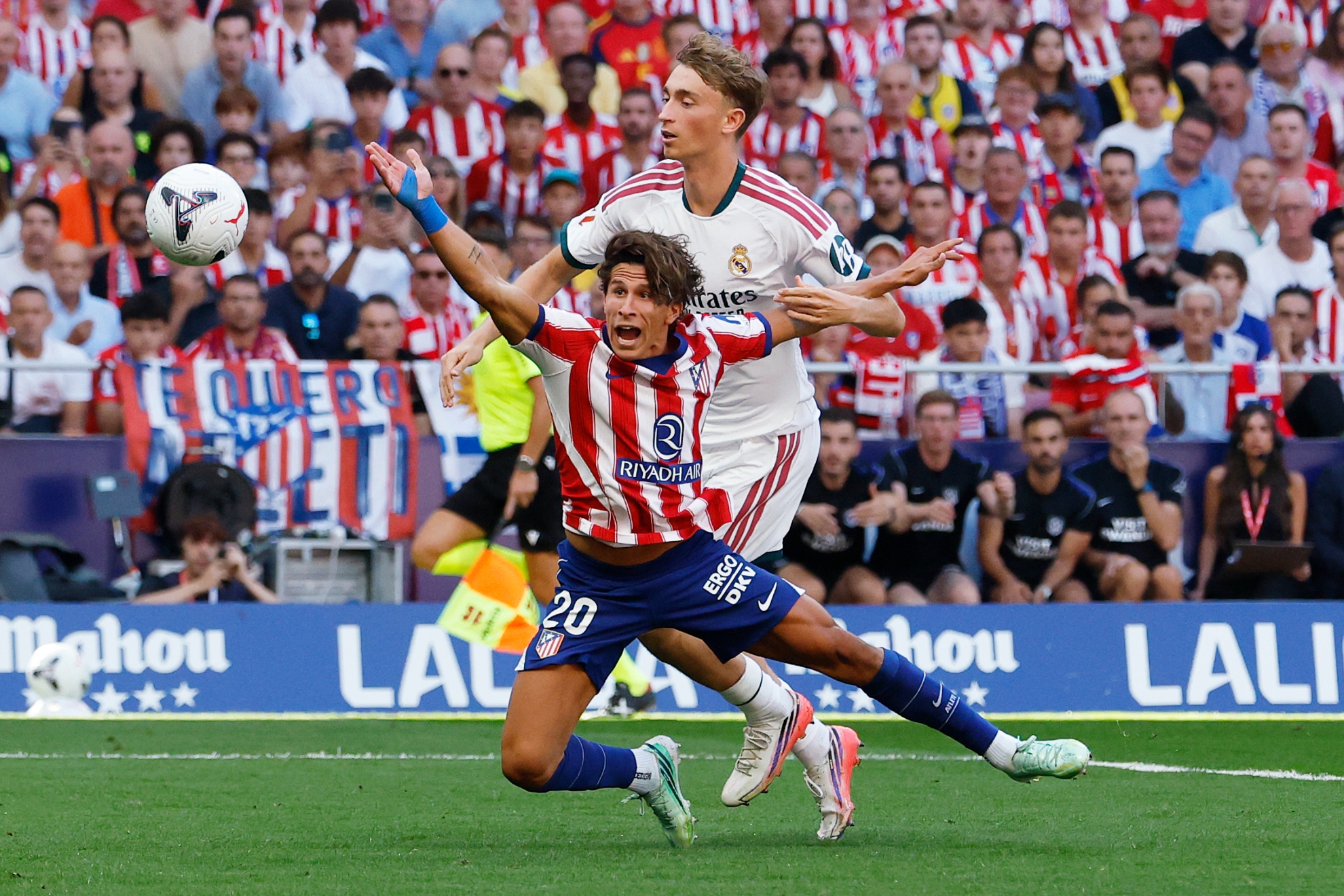 GIULIANO, DERRIBADO POR HUIJSEN EN LA ACCIÓN DEL PENALTI DEL 1-0. CHEMA REY.