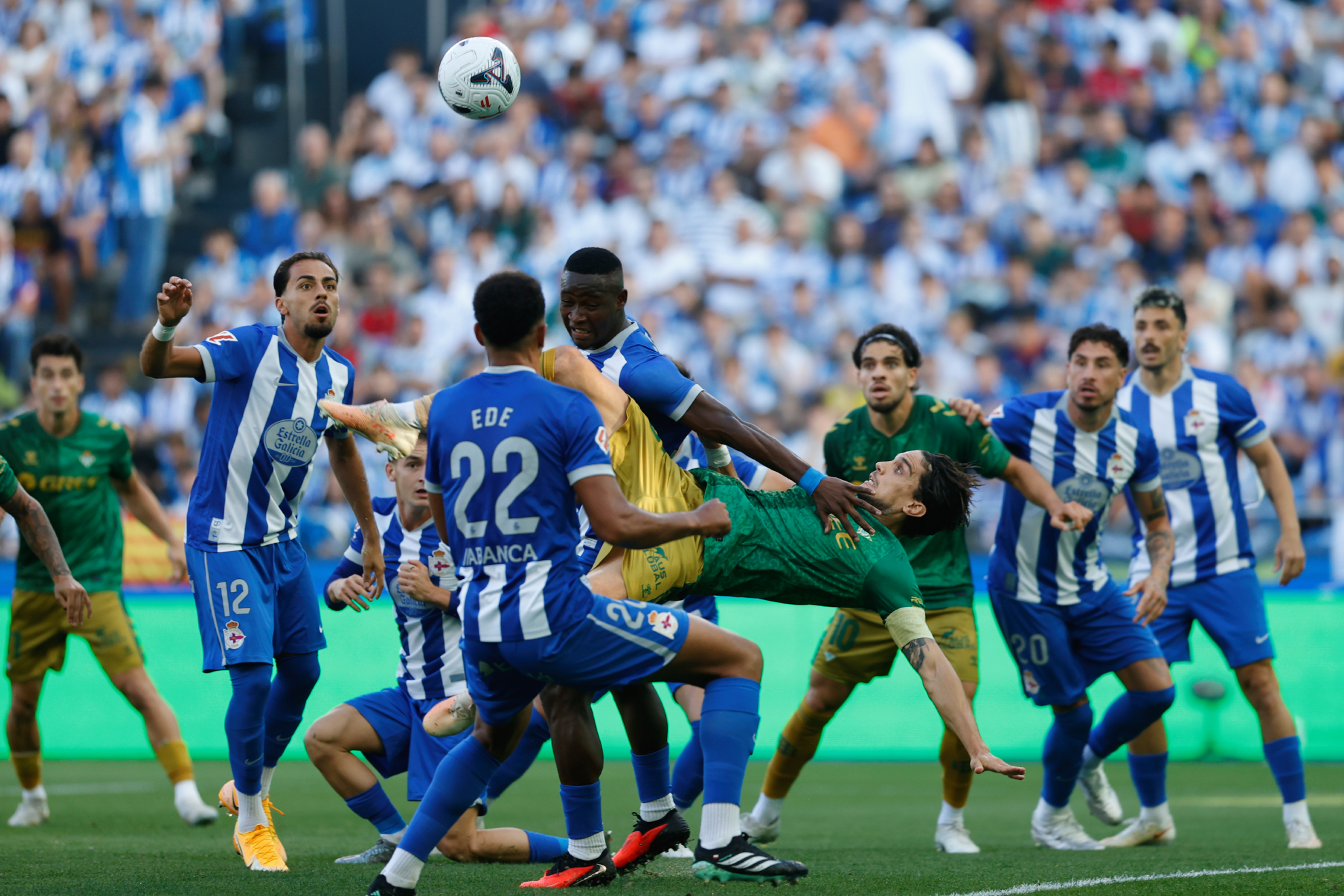 Bartra remata de chilena ante el Deportivo EFE