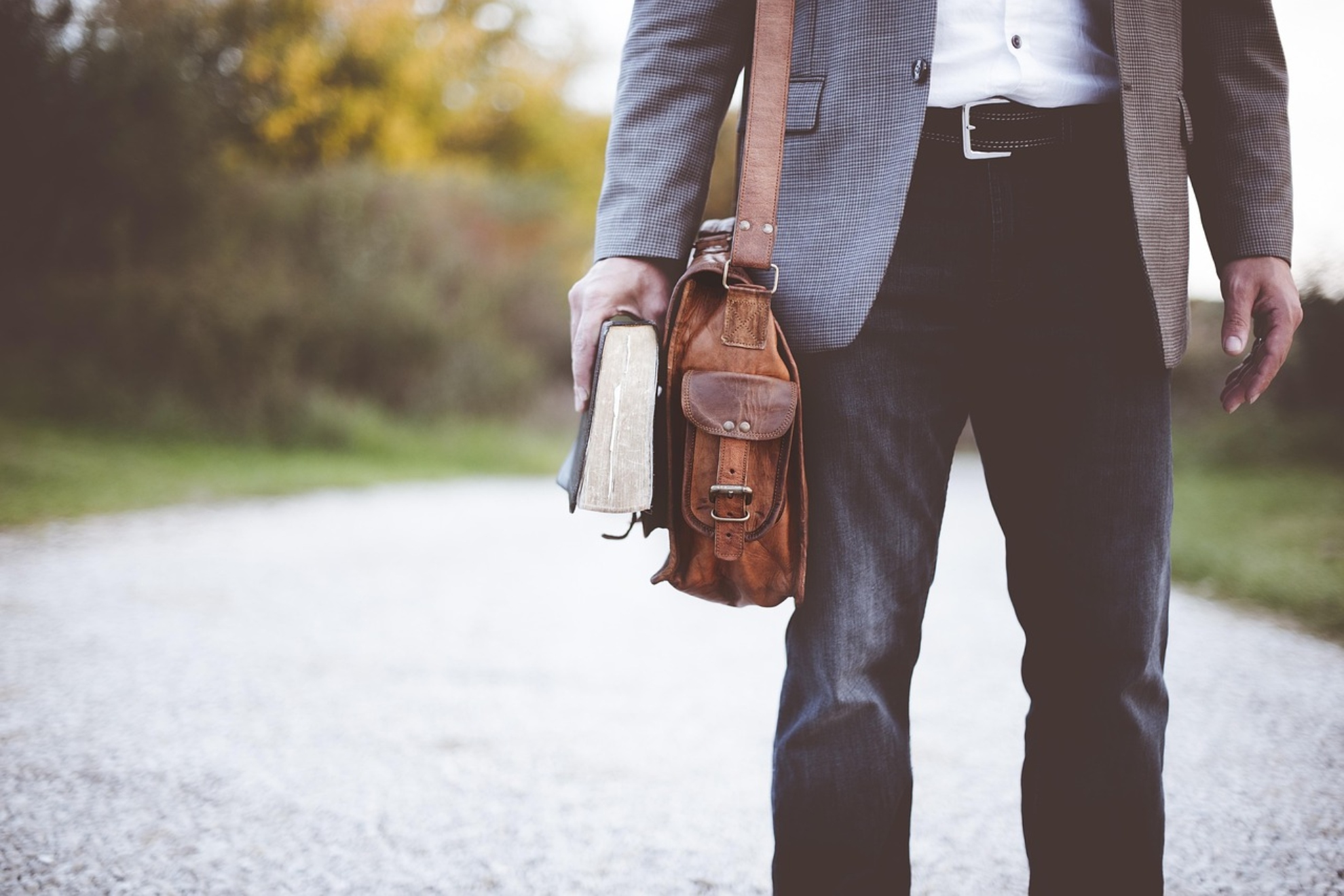 Imagen de recurso de un profesor con su maletín. Pixabay.