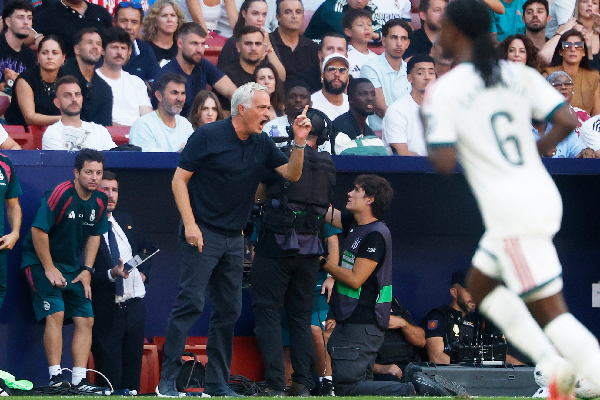 Mourinho protesta al árbitro durante el derbi. CHEMA REY
