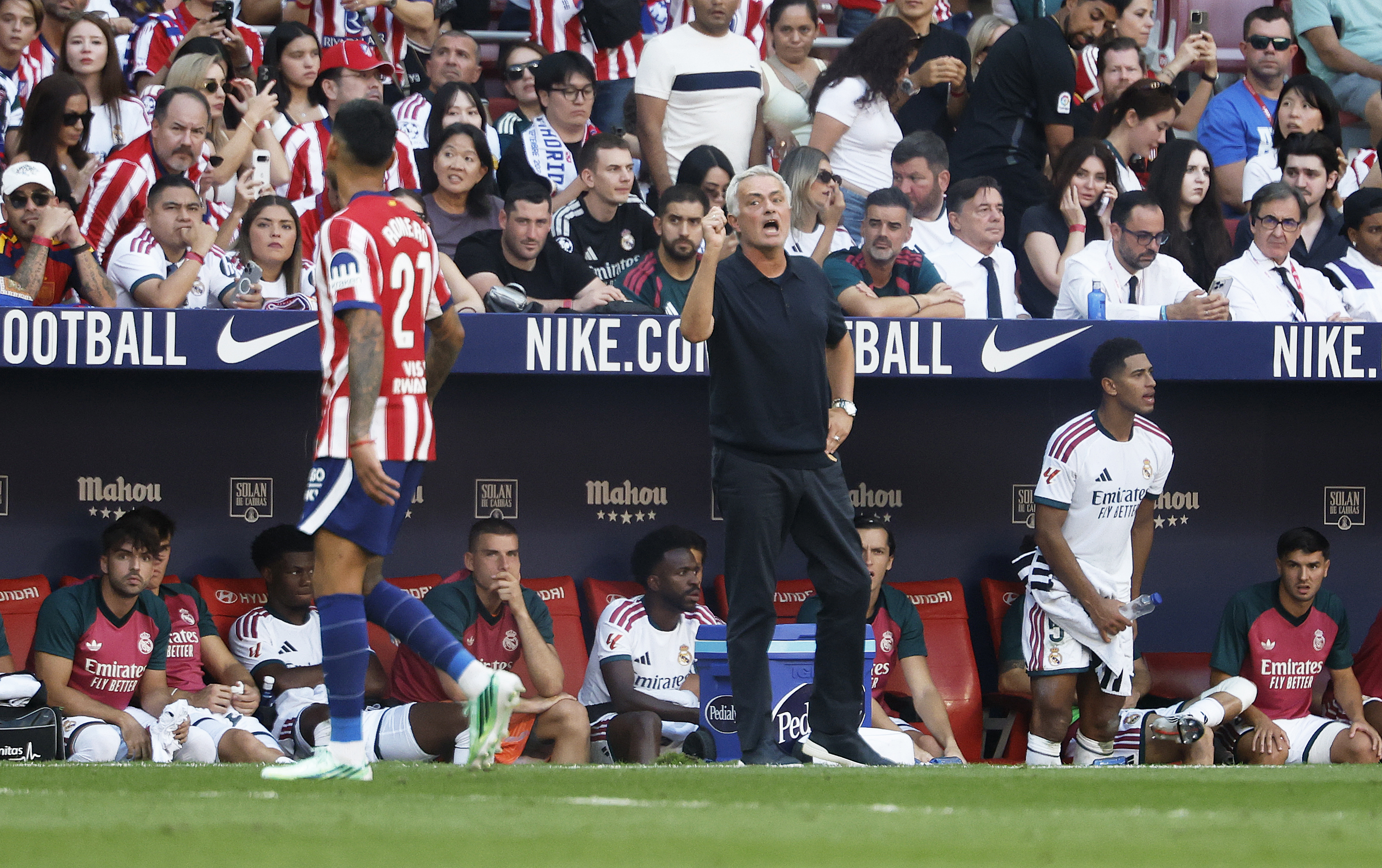 Mourinho hace gestos pidiendo una tarjeta durante el derbi, con Vinicius ya sustituido.