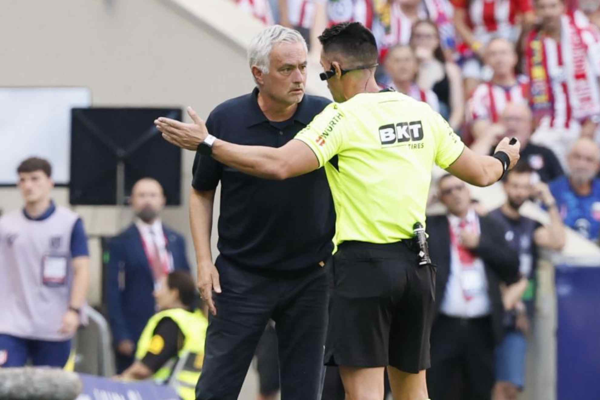 El entrenador del Real Madrid, José Mourinho, habla con el árbitro del encuentro en el Metropolitano.