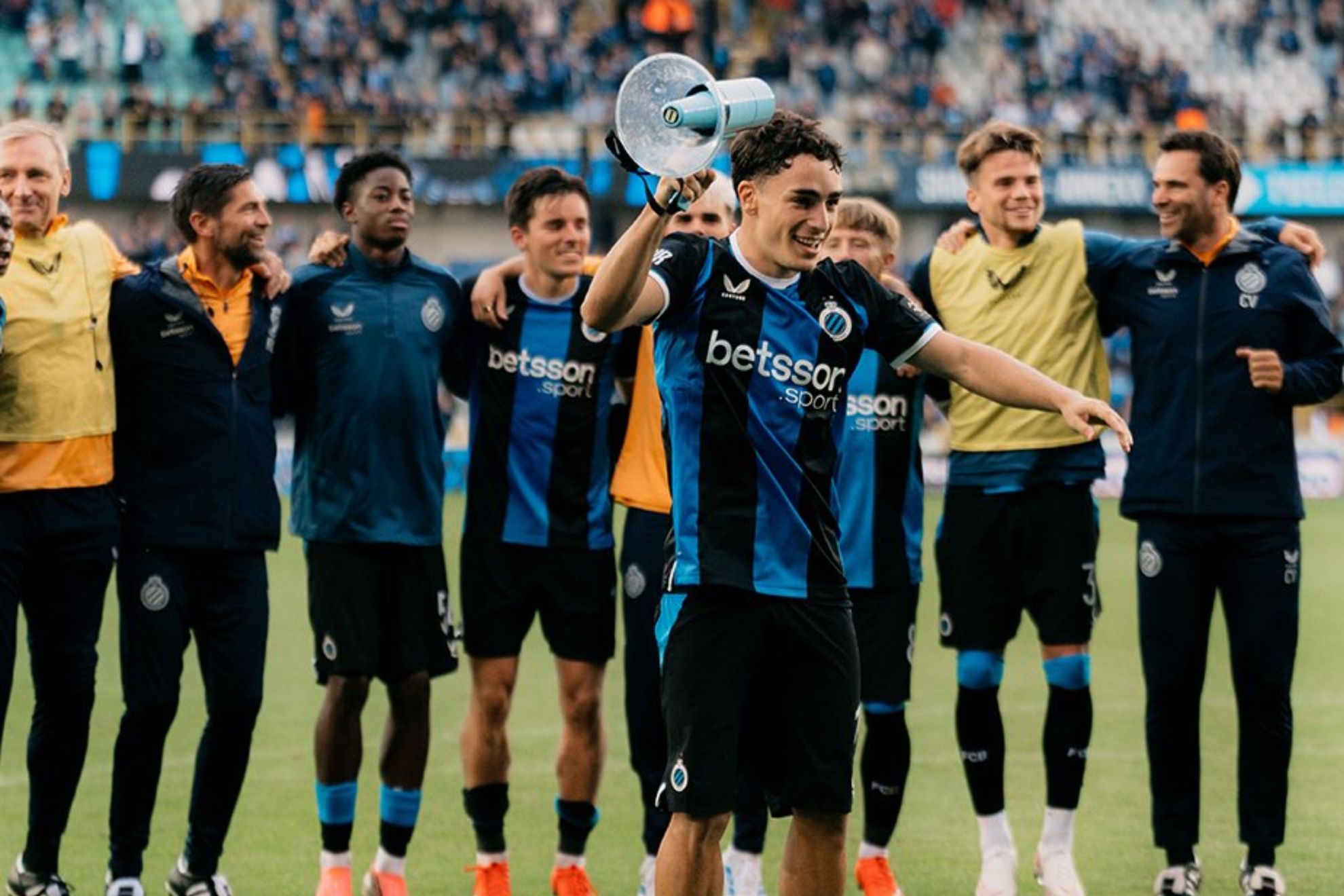 Virgili celebra con la afición del Brujas @ClubBrugge