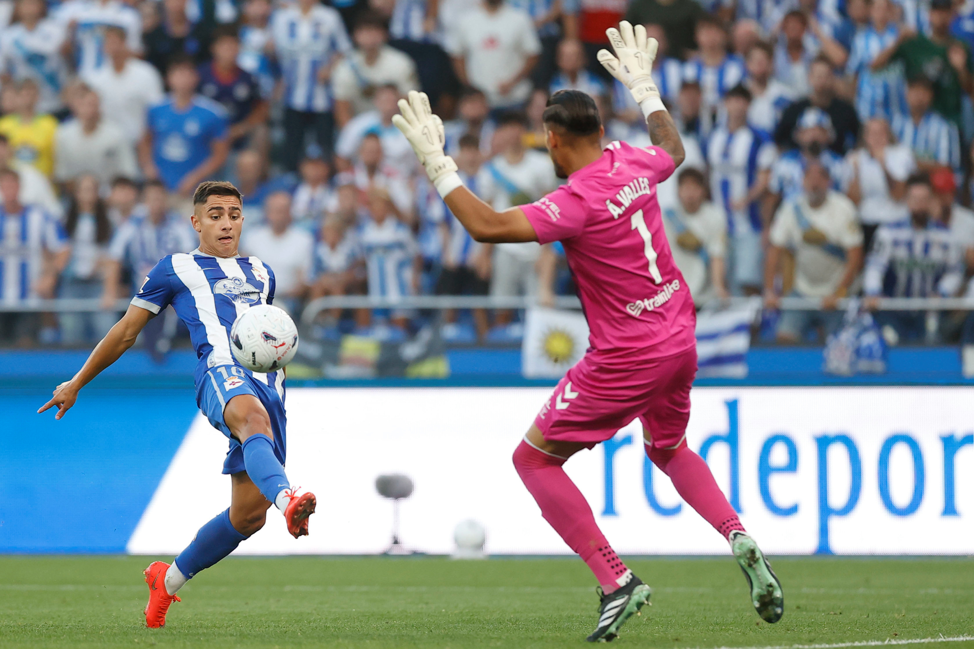Valles se hace grande para evitar un gol de Yeremay EFE